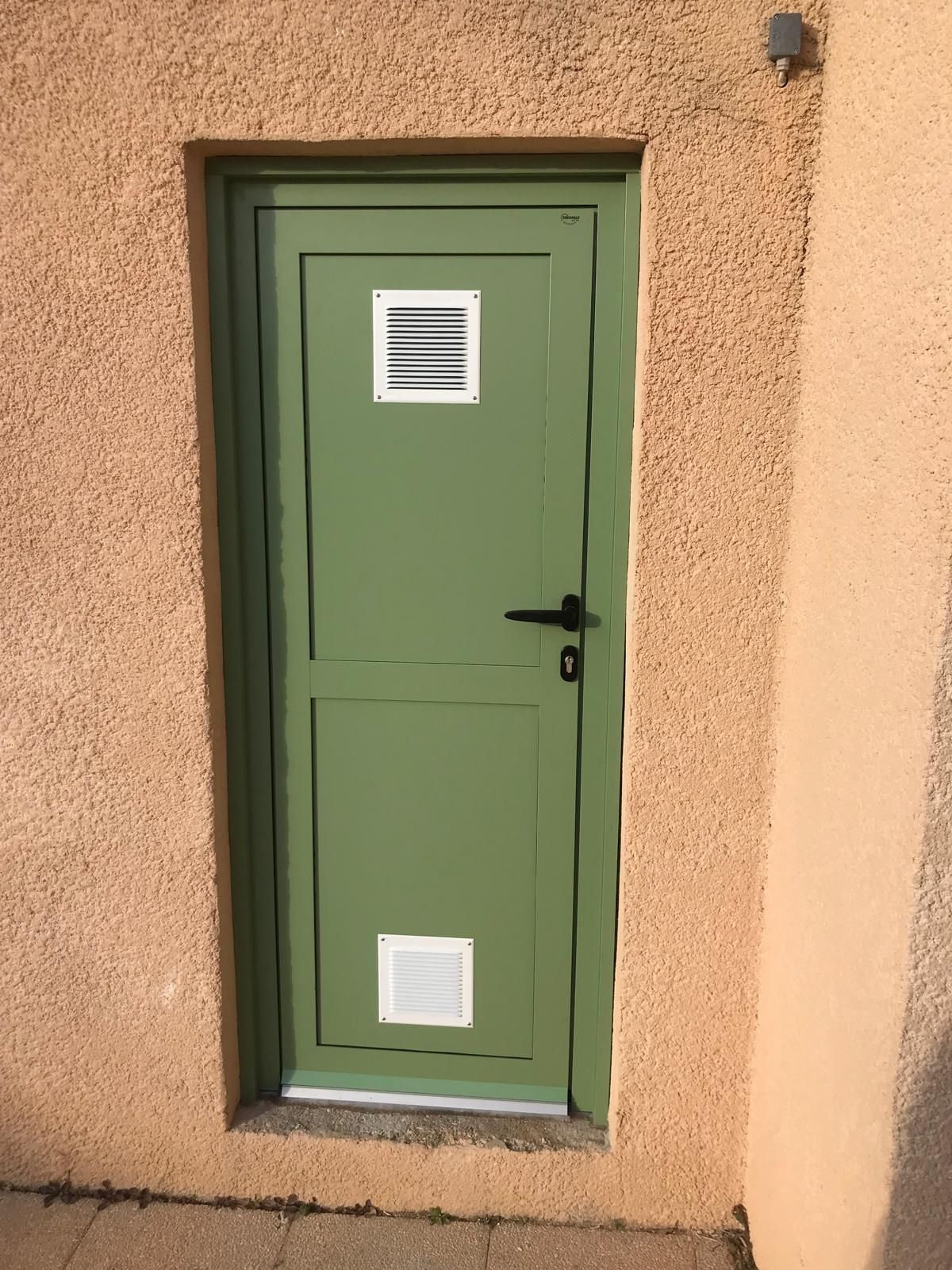 Double porte noire avec fenêtres