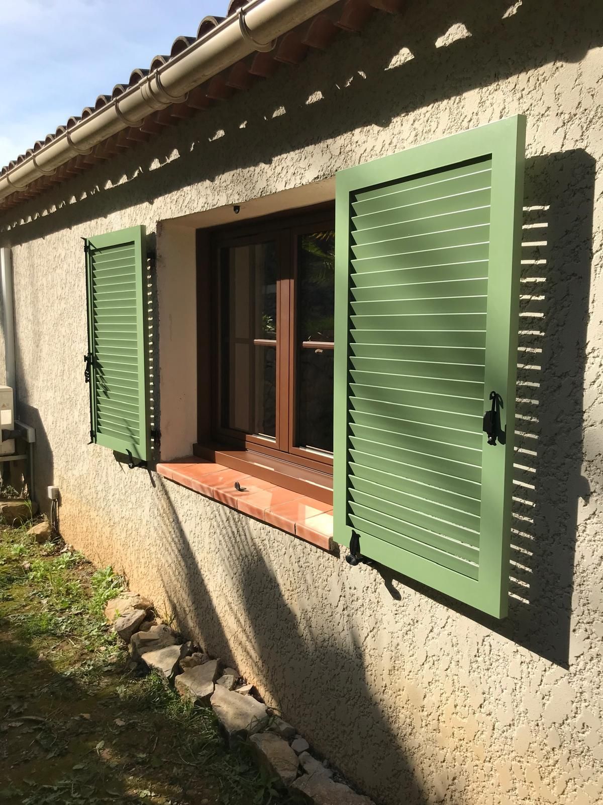 Volet battant arrondi en PVC blanc