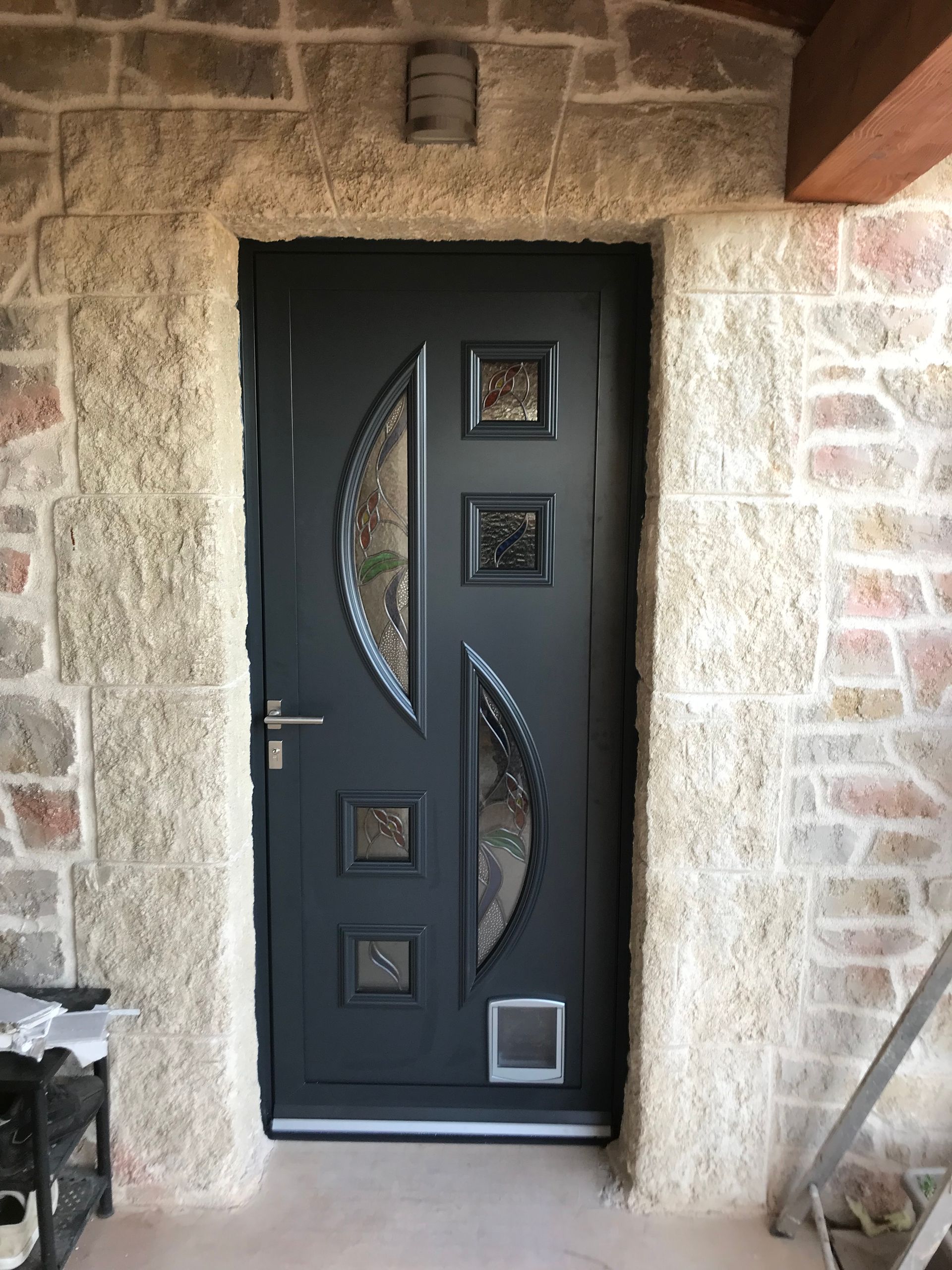 Porte blanche et dessin de soleil