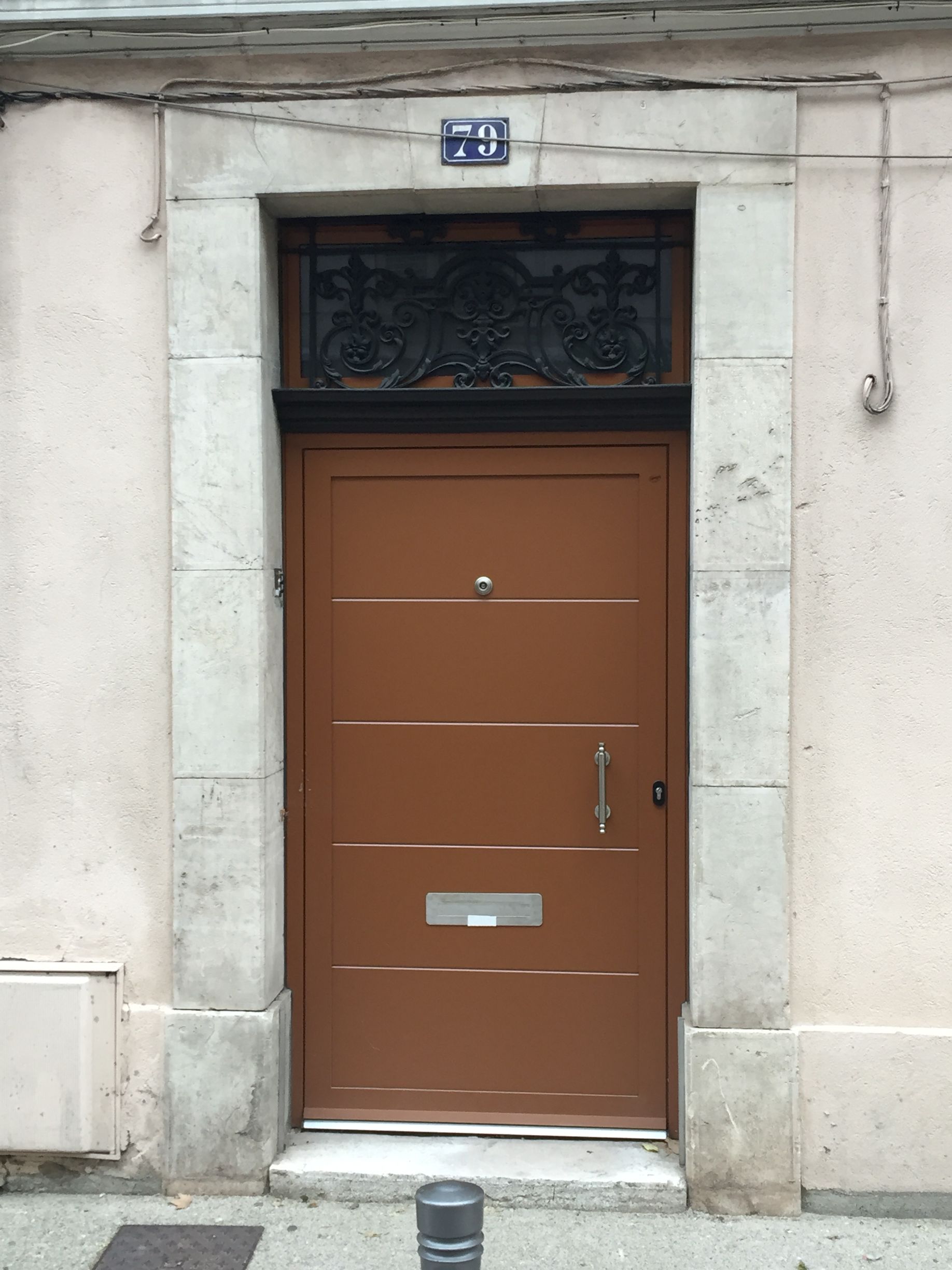 Porte marron à sections