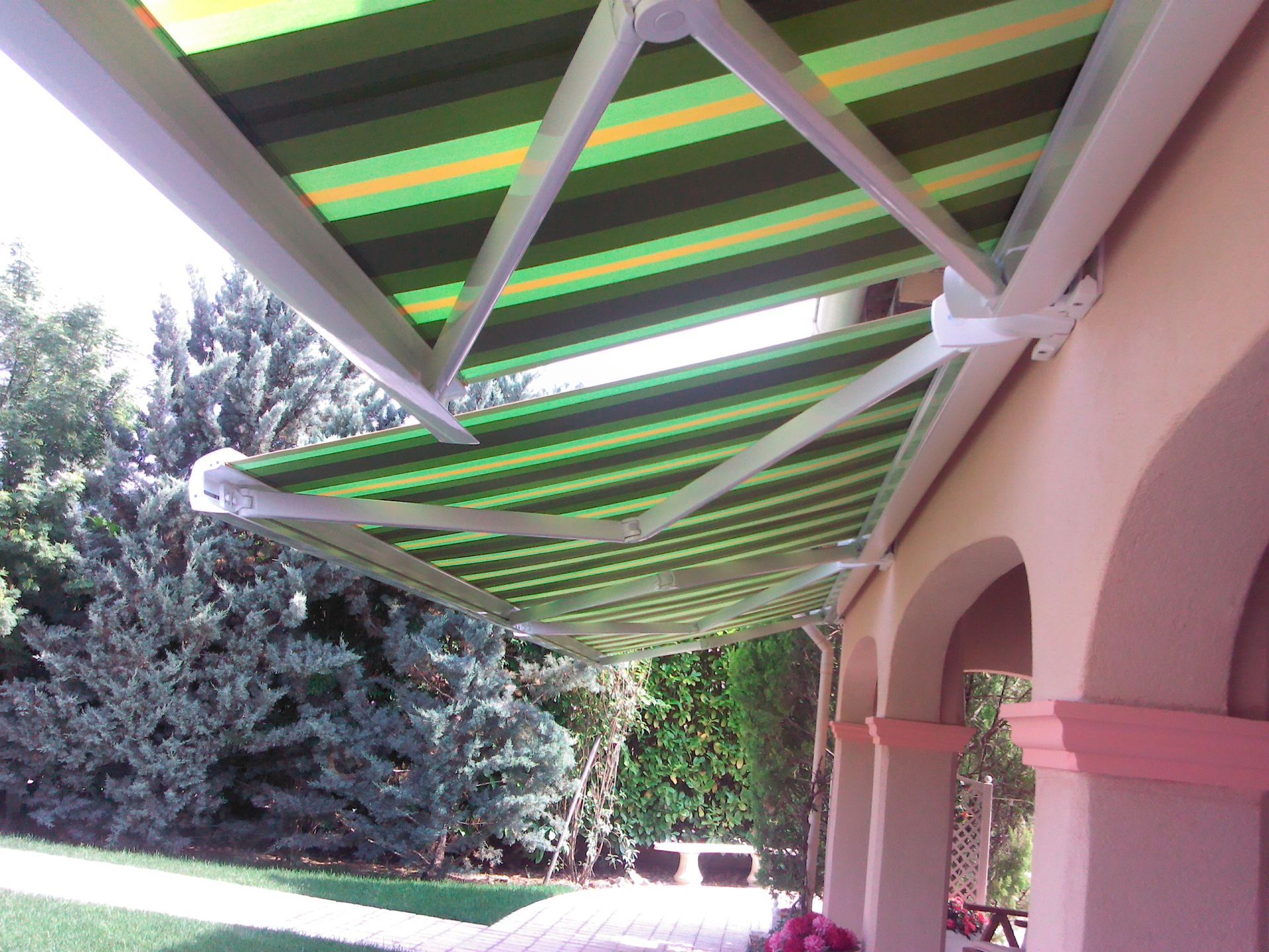 Store enrouleur à rayures vertes et roses