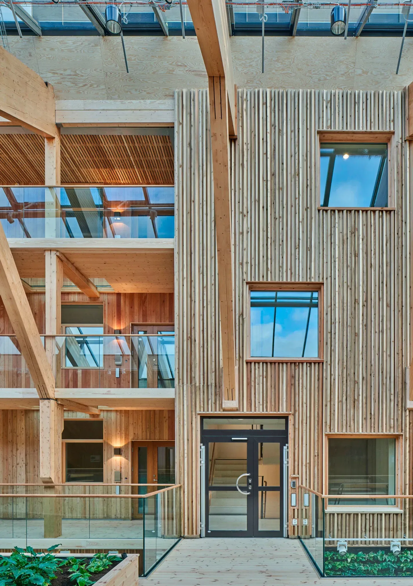 Façade en bois avec menuiseries d'extérieur en bois