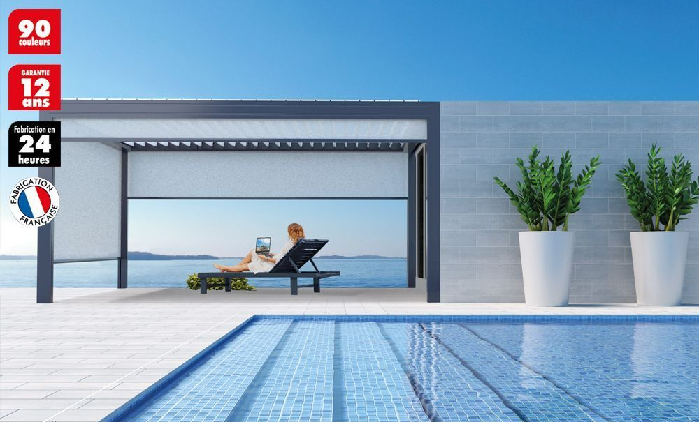 Une femme allongée sous une pergola au bord d'une piscine