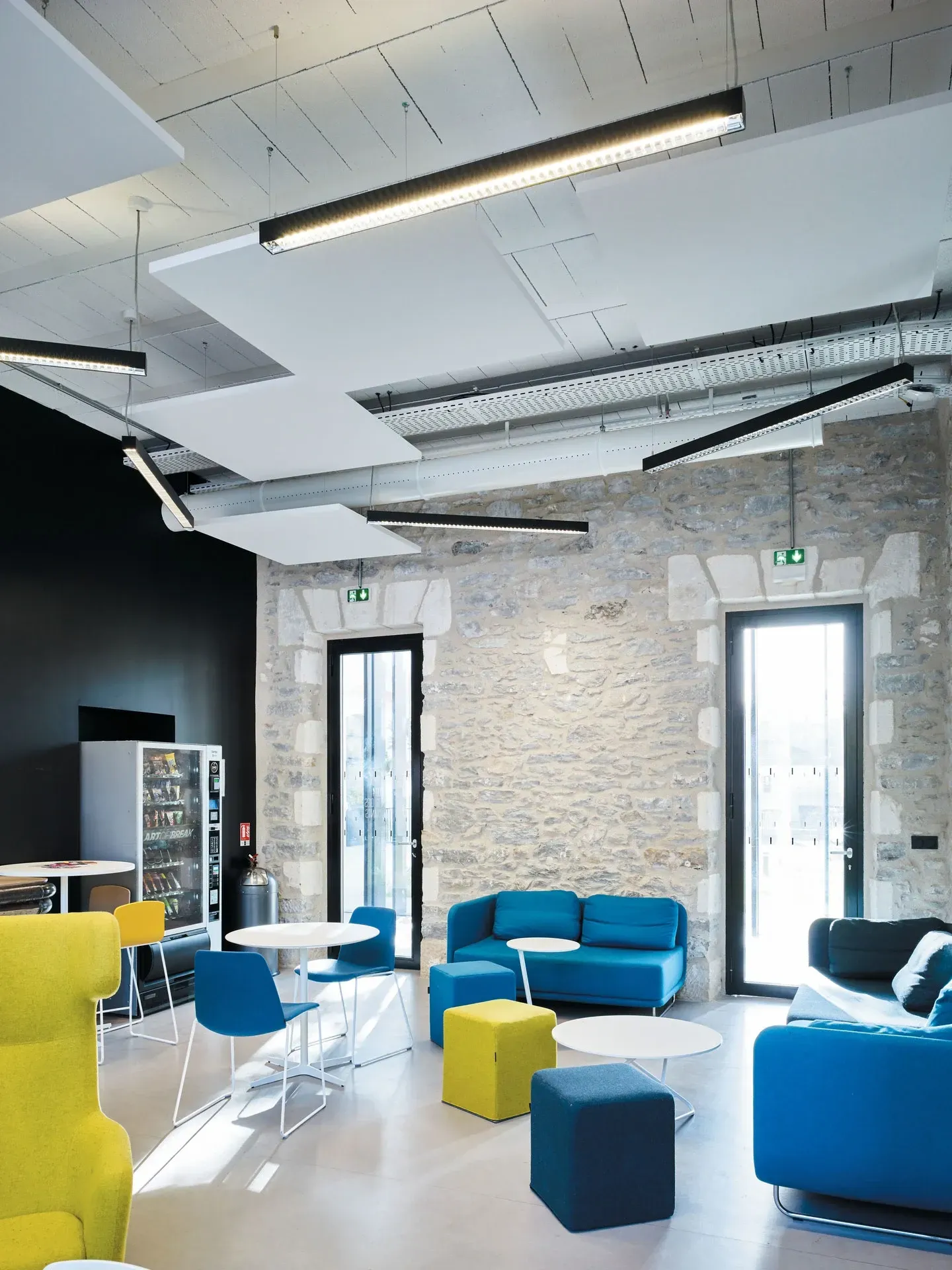 Salle de repos d'entreprise avec mobilier coloré