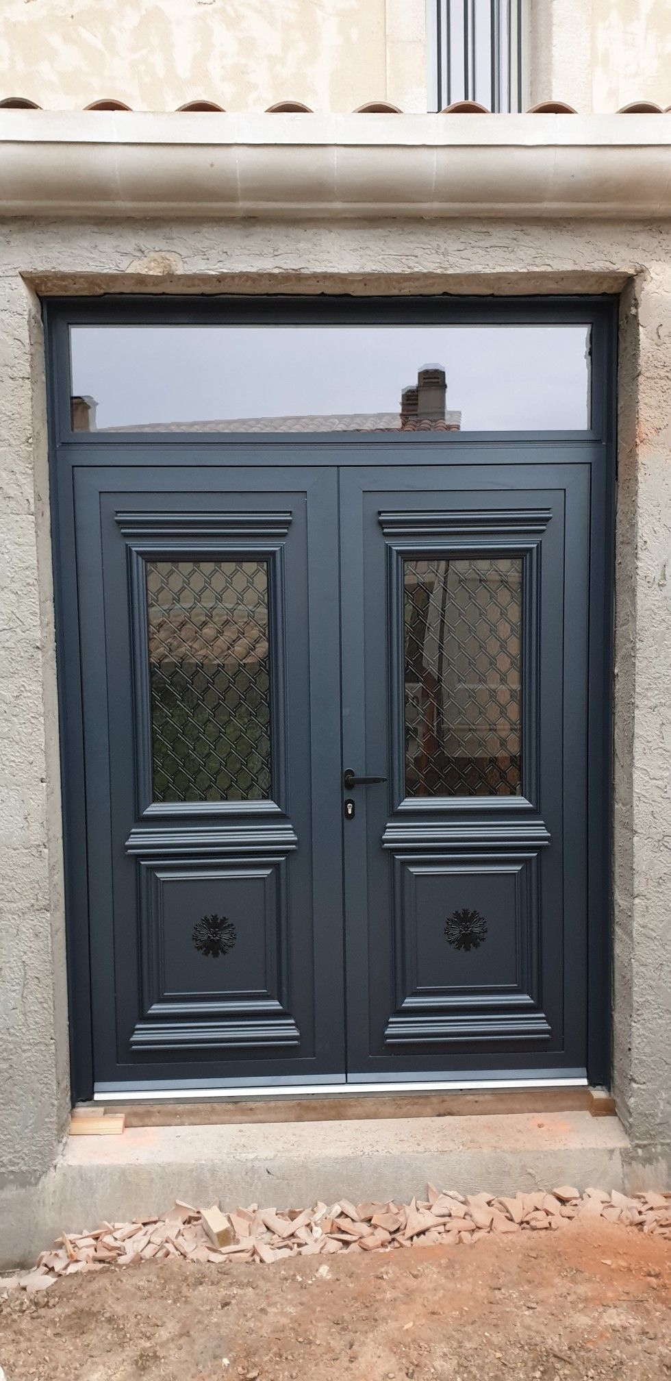 Porte noire ajourée