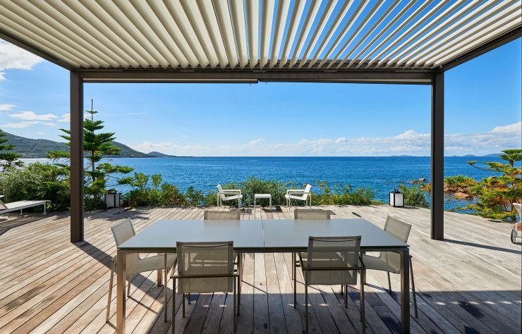 Pergola face à la mer avec mobilier d'extérieur