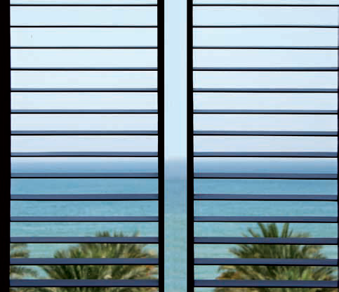 Volets en alu et vue sur la mer