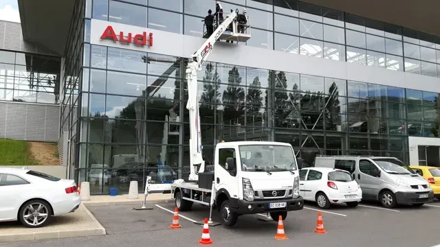 Nettoyage de vitres d'un concessionnaire Audi