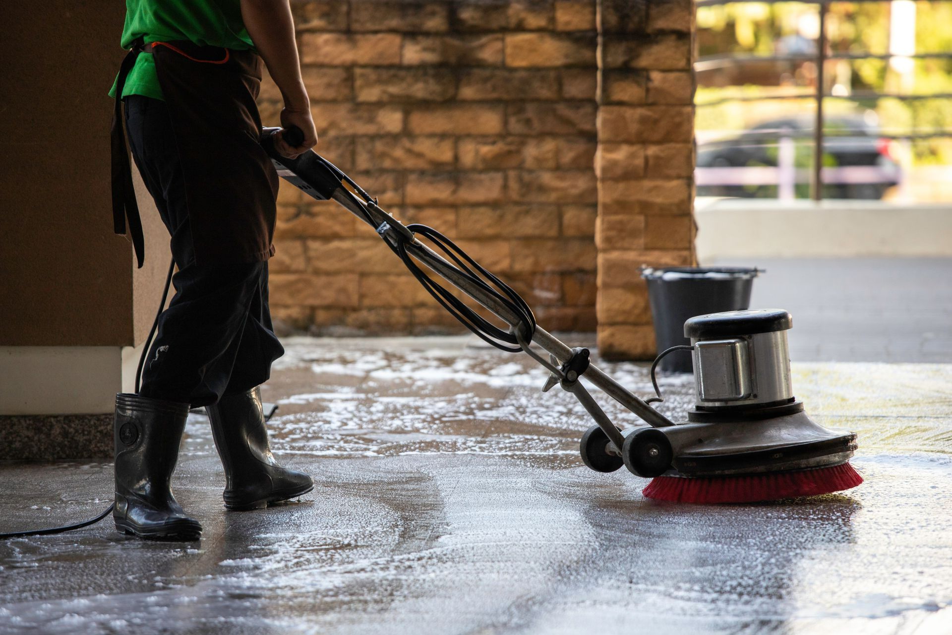 Un homme utilise une monobrosse