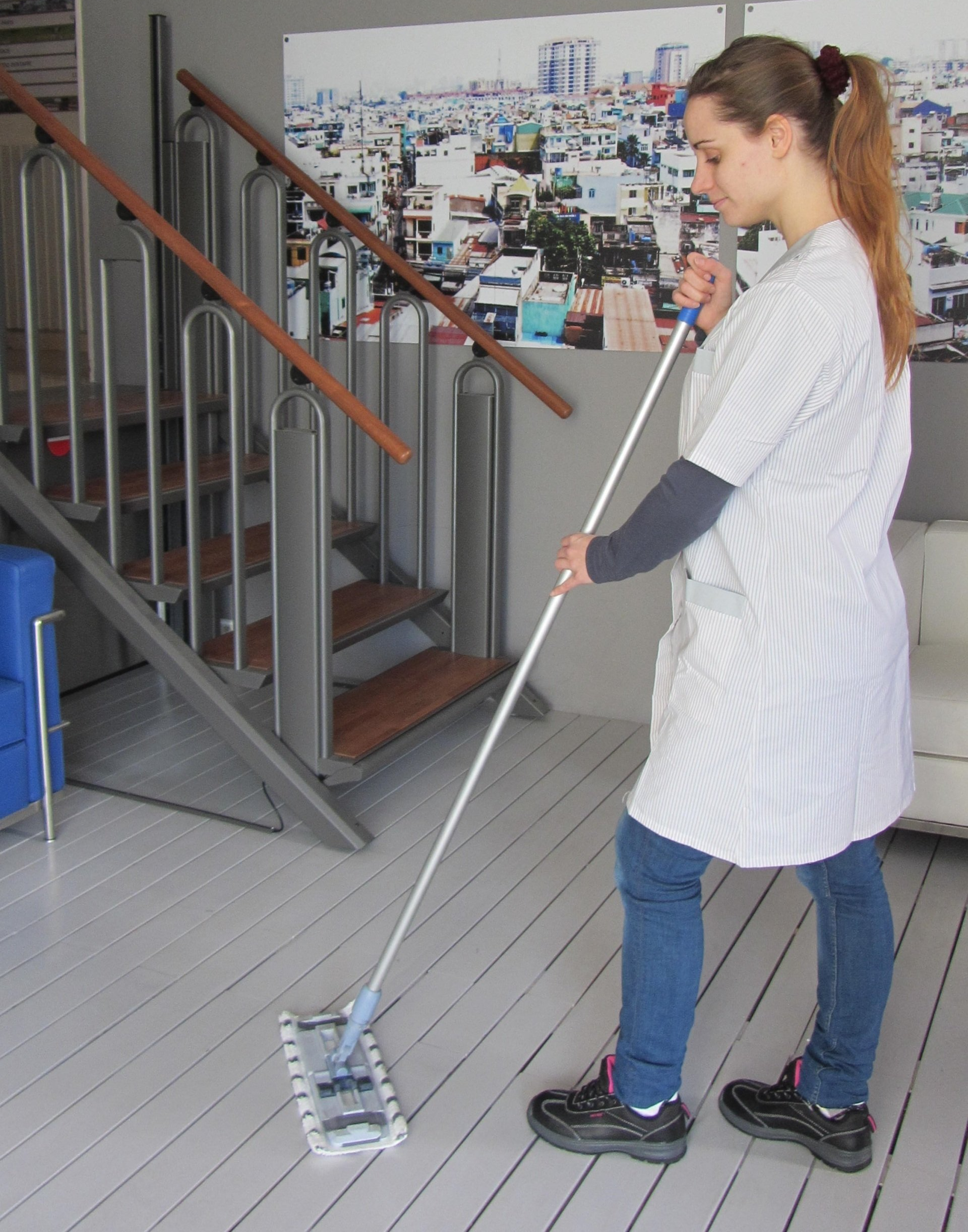 Une femme nettoie le sol d'un immeuble