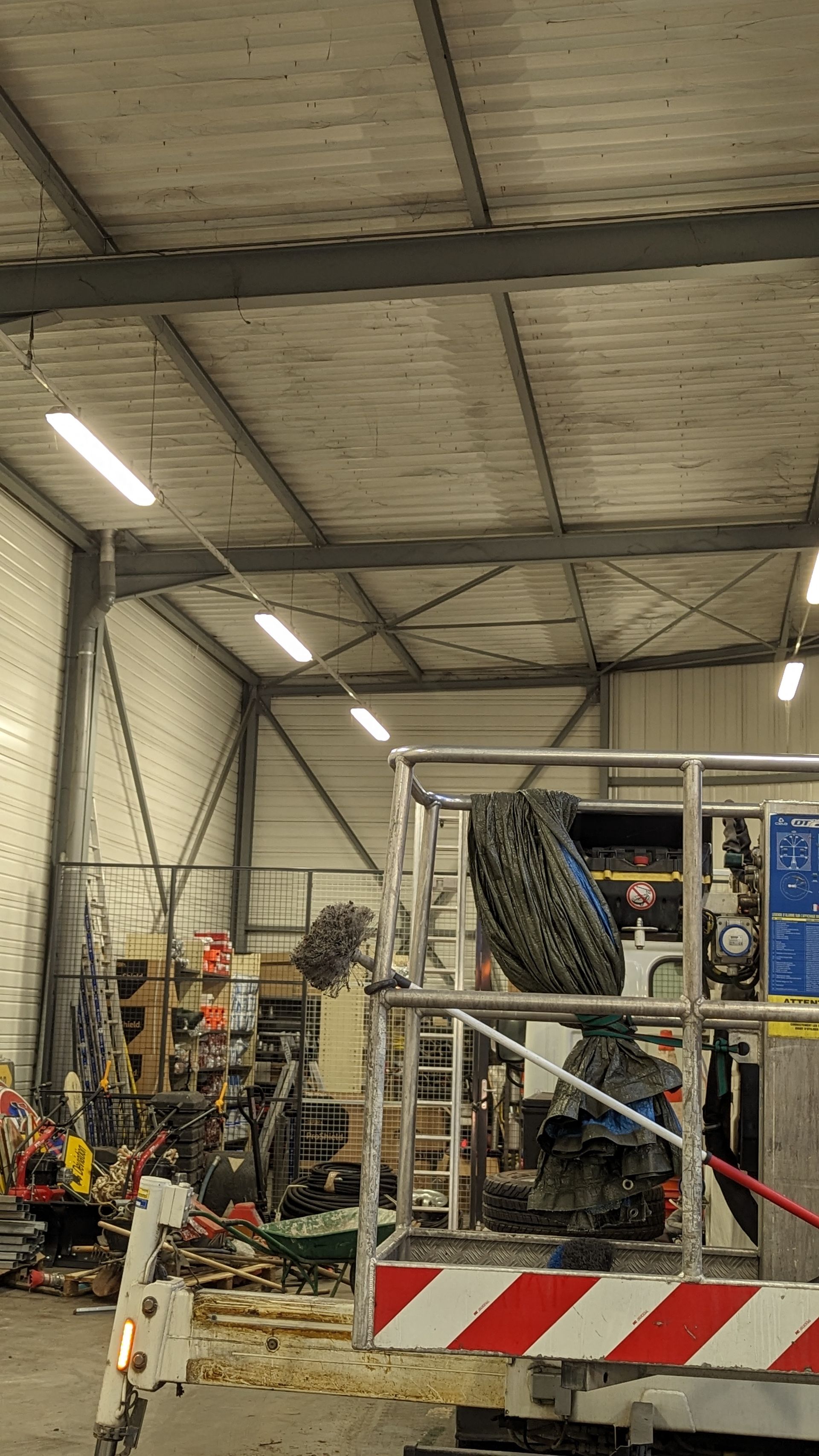 Un hangar encombré nécessitant un nettoyage