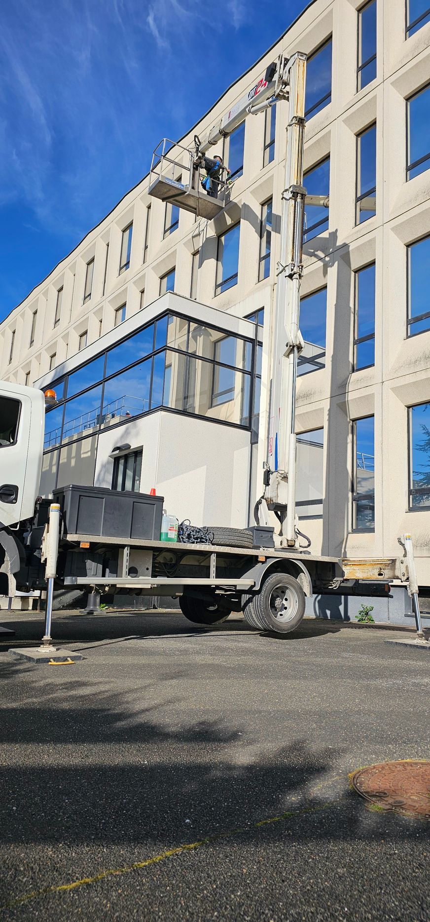 Nettoyage en hauteur d'une façade avec une nacelle