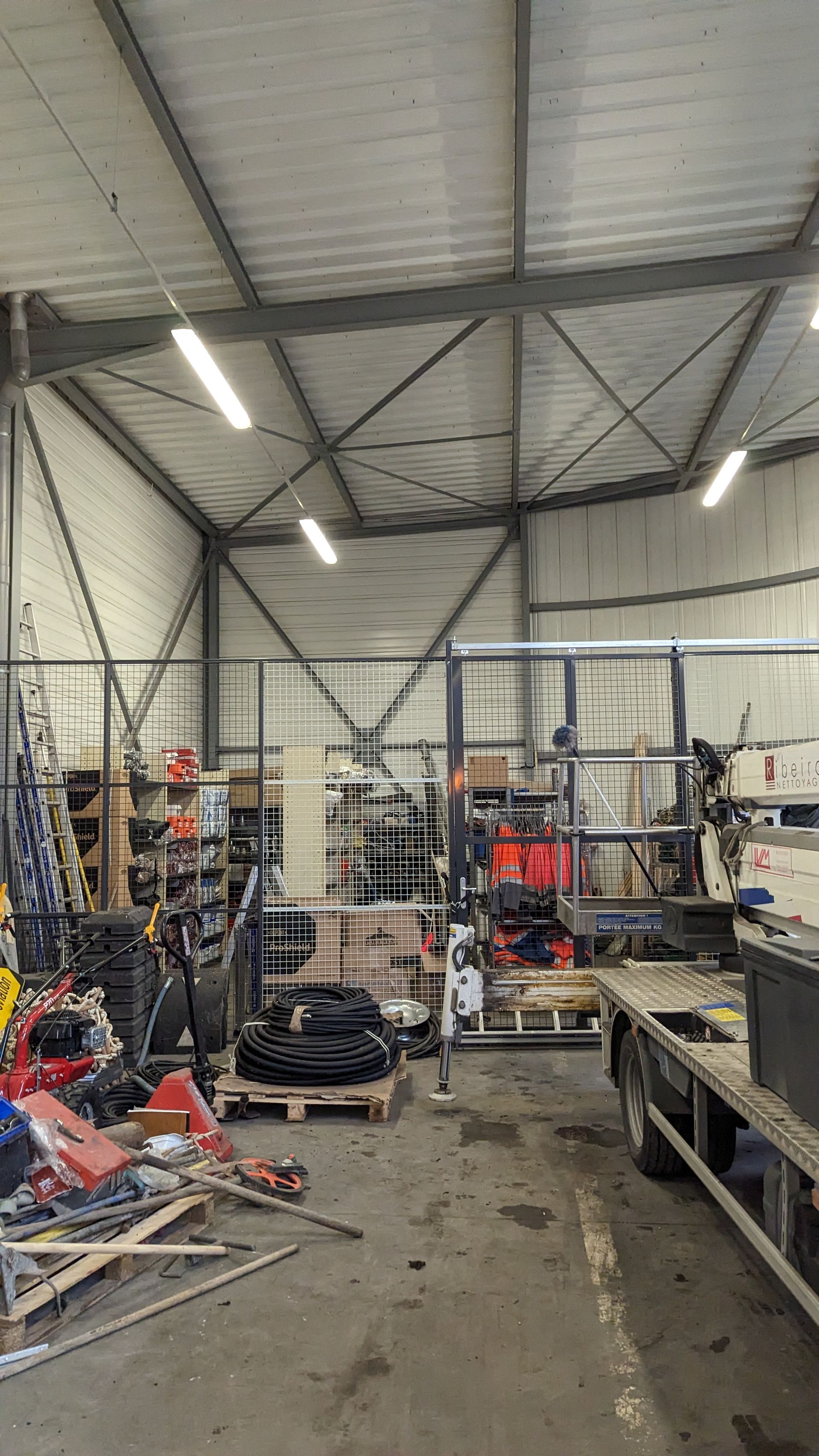 Un hangar encombré nettoyé