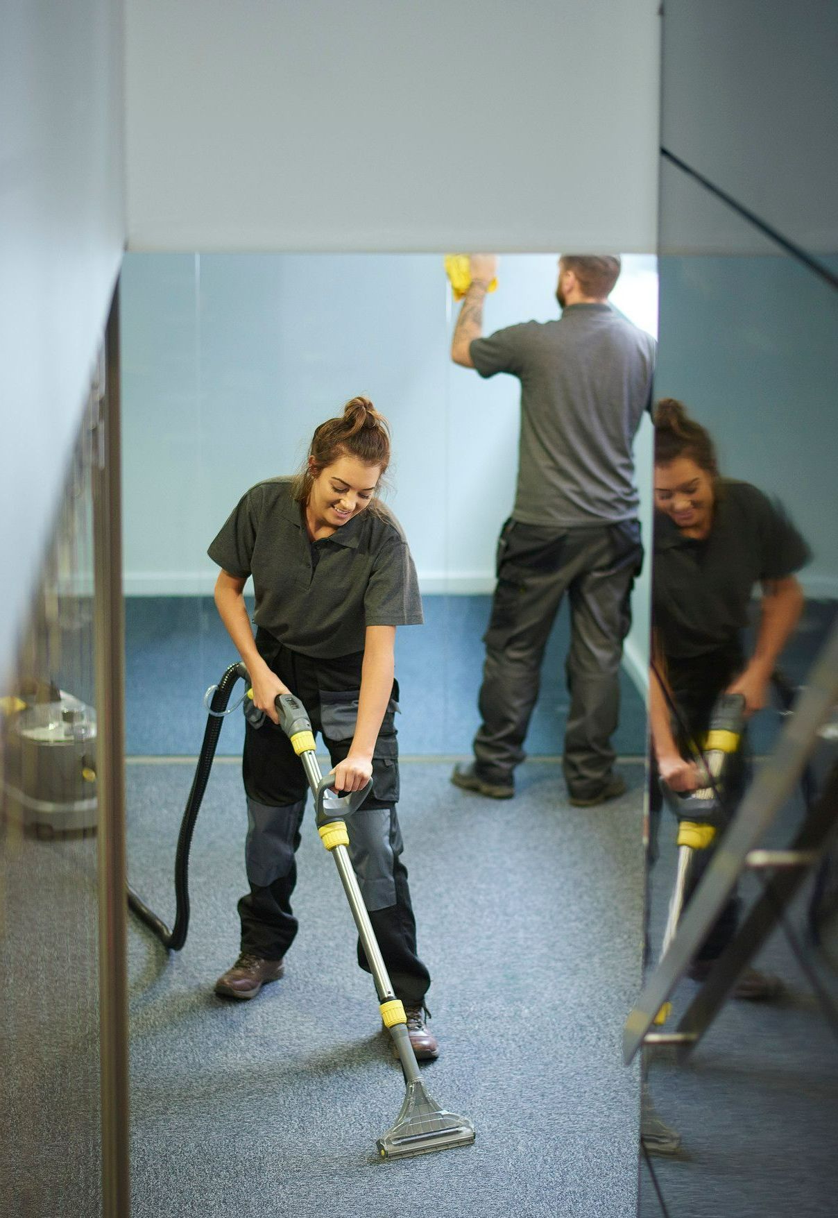Une femme nettoie une moquette