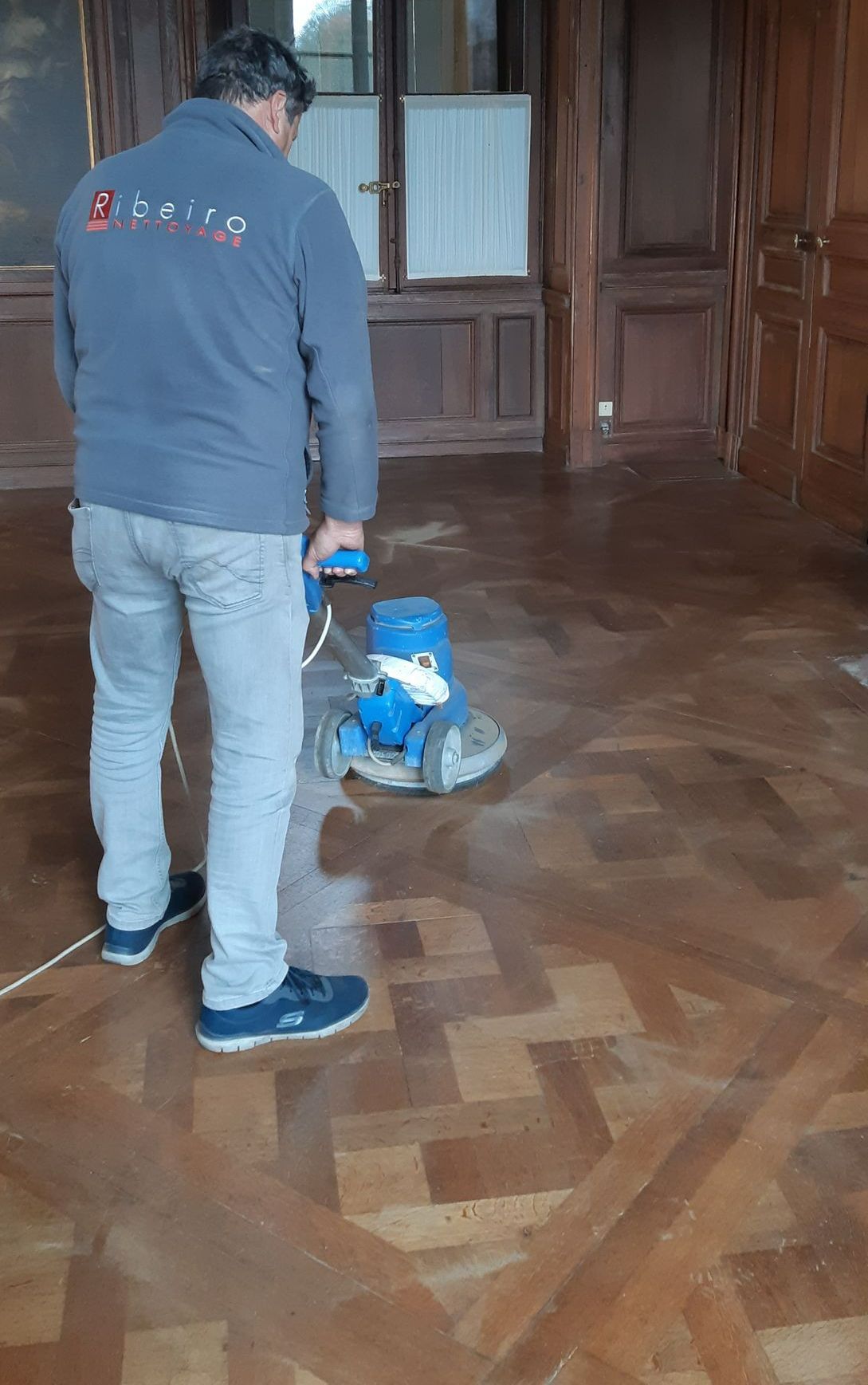 Un homme utilise une monobrosse