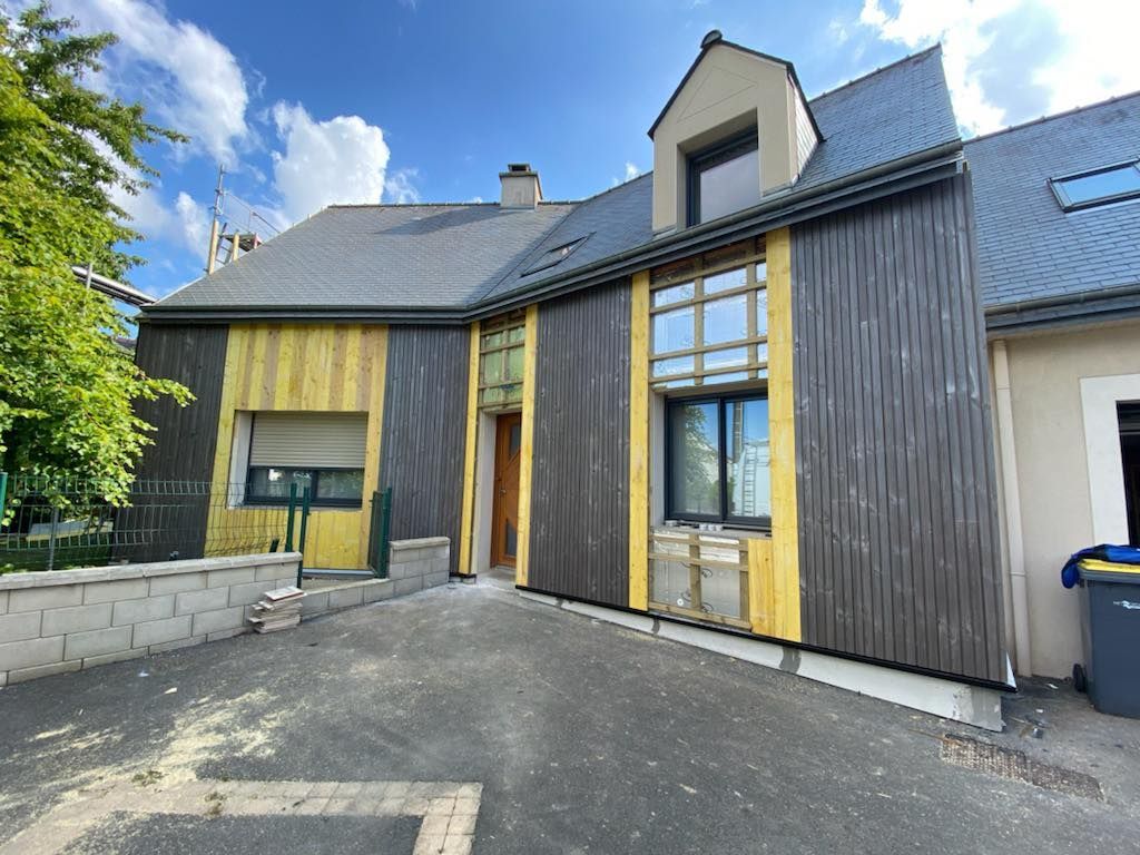 Une maison en rénovation extérieure avec isolation apparente.
