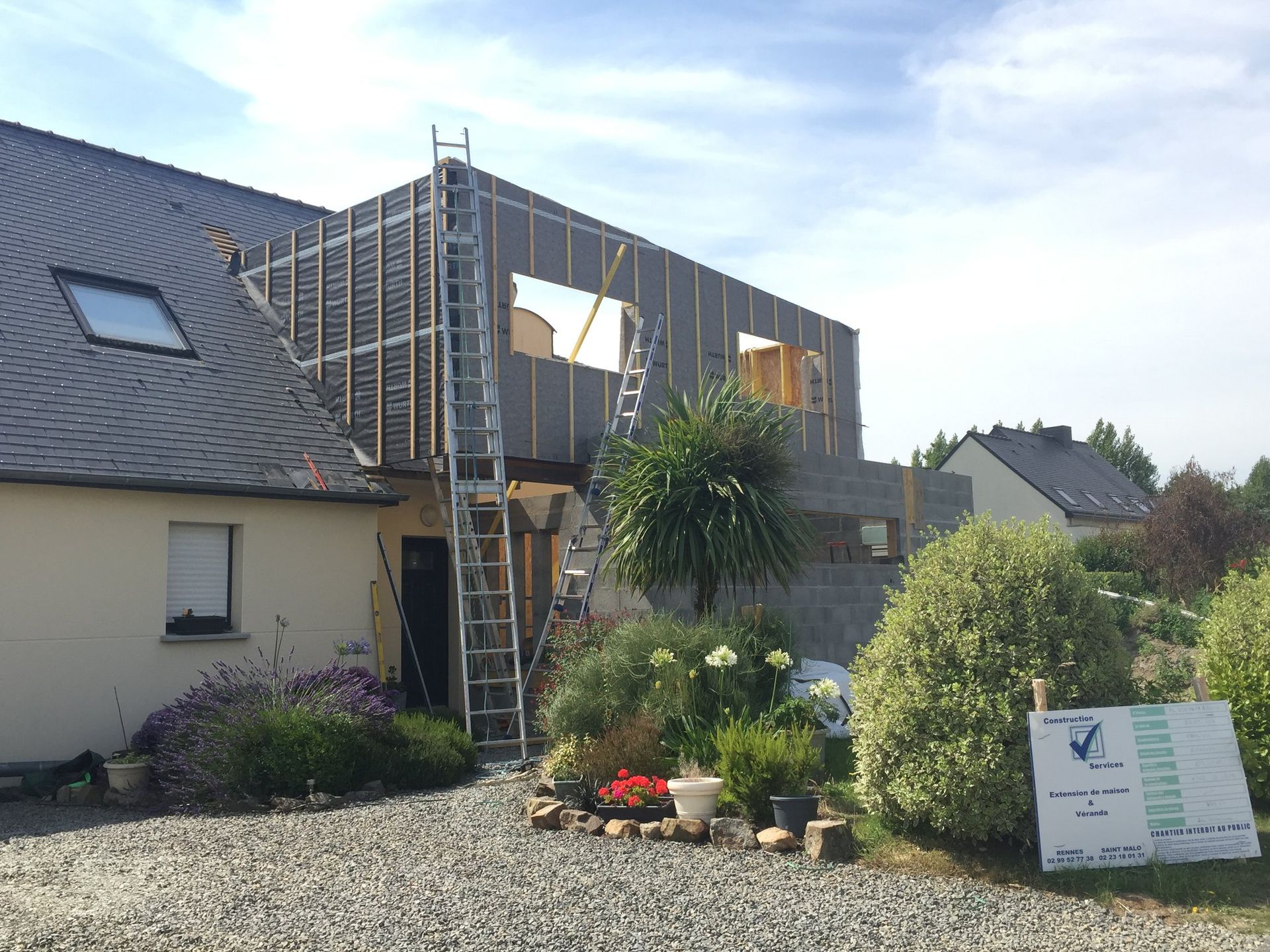 Une maison en rénovation avec une extension à ossature bois.