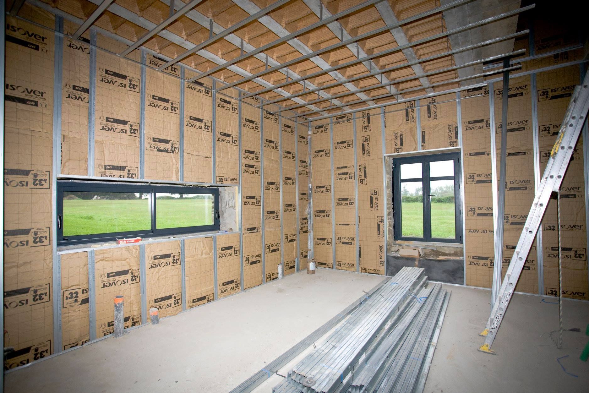 Chantier de rénovation : murs et plafond avec ossature métallique et isolation.