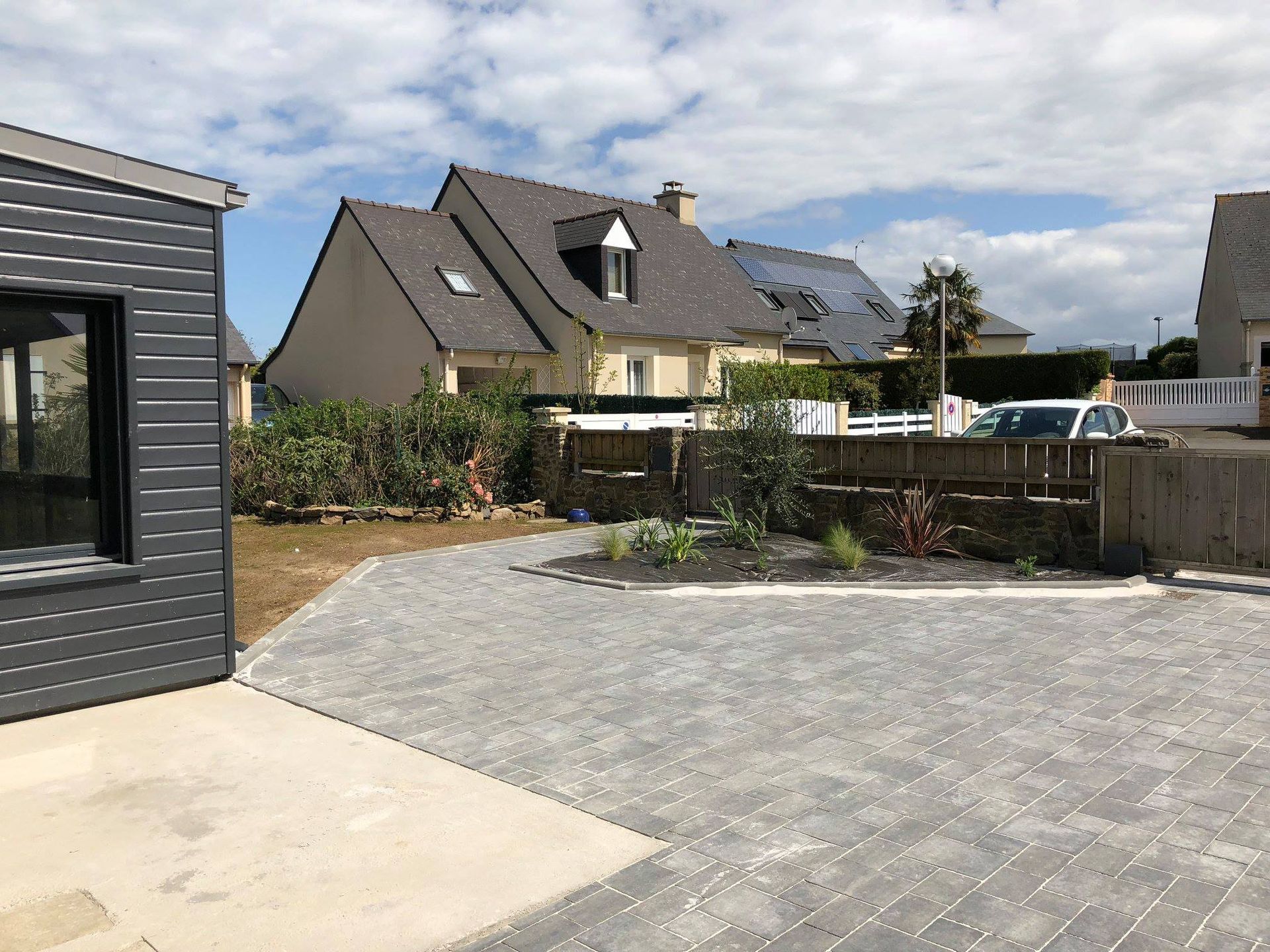 Une allée pavée grise.