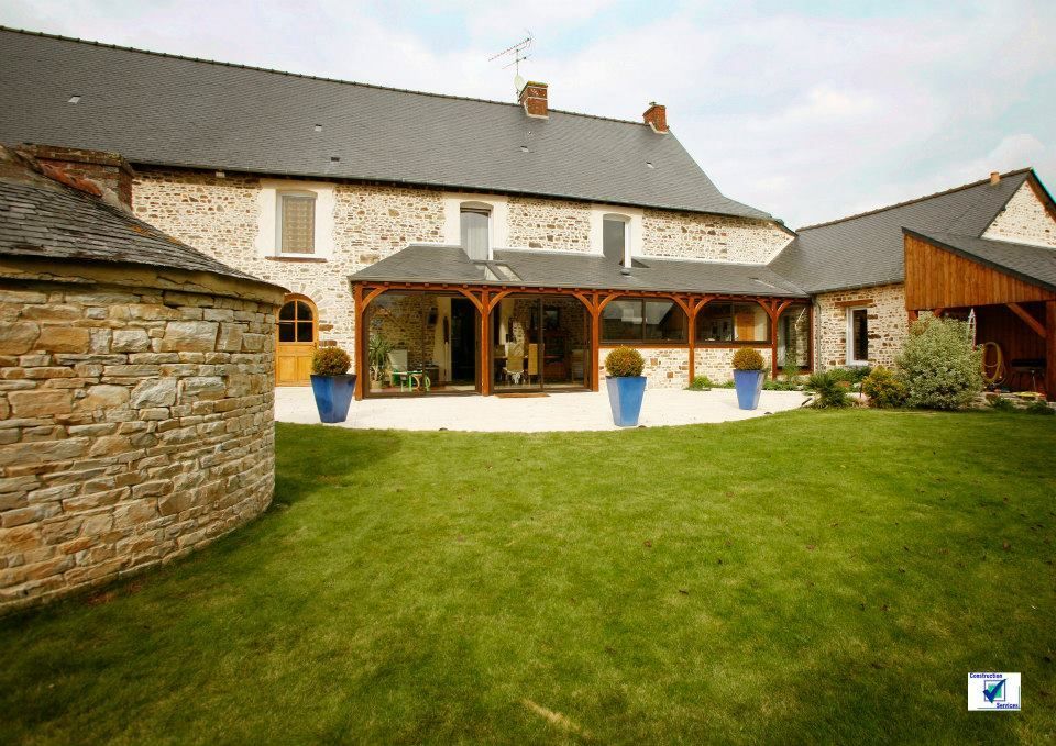 Maison en pierre avec une extension.