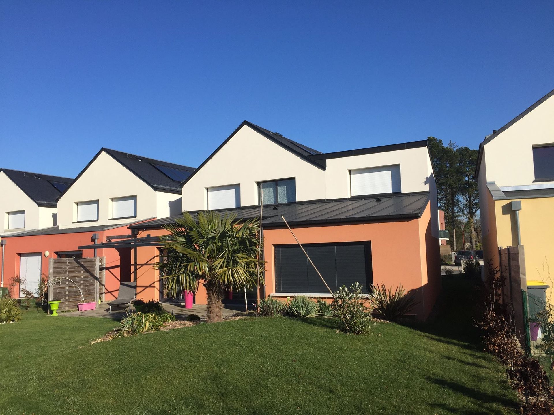 Une rangée de maisons dans une résidence.