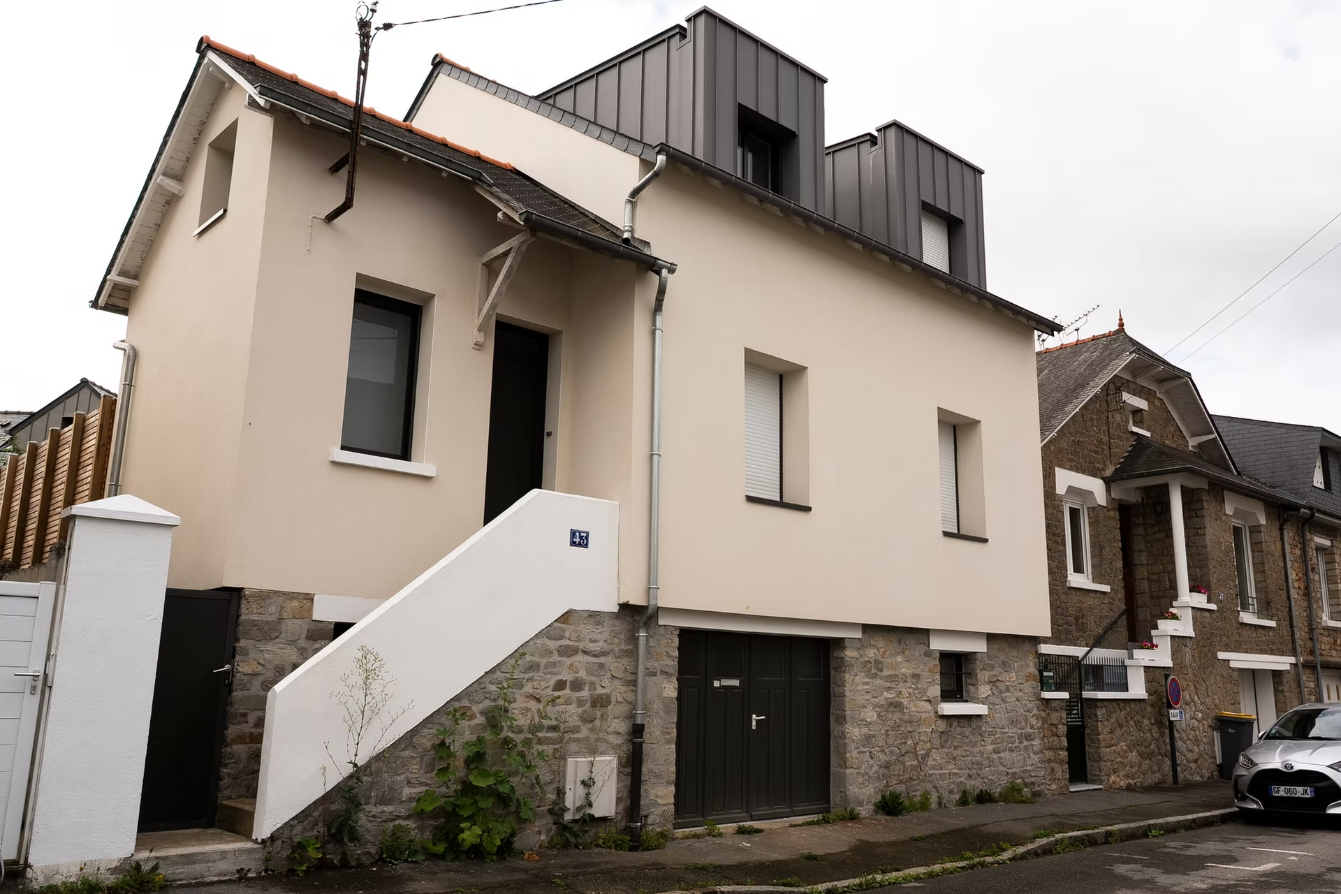 Maison avec extension de toit en zinc.