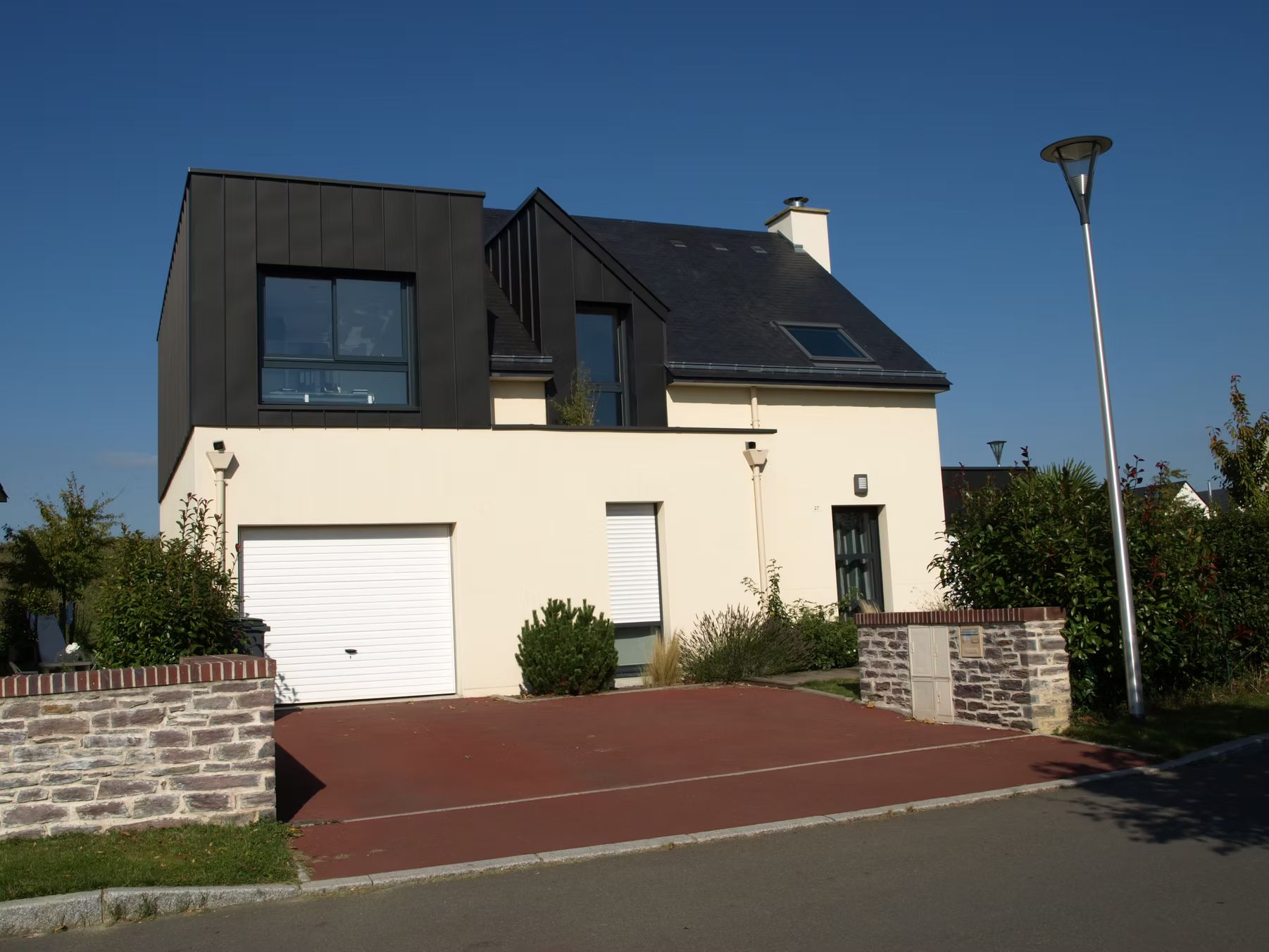 Une maison avec une partie supérieure surélevée.