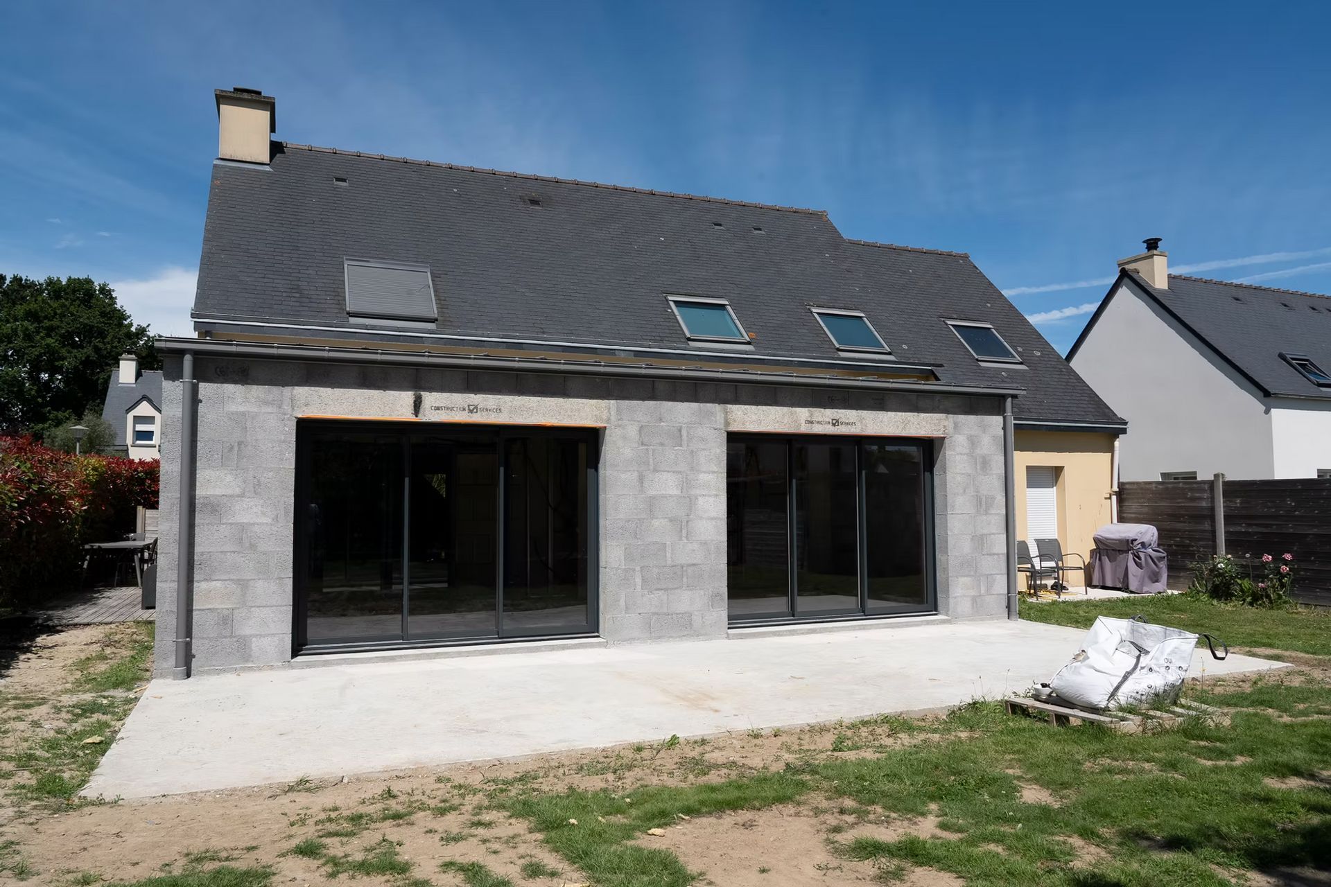 Une maison avec une extension récemment construite.
