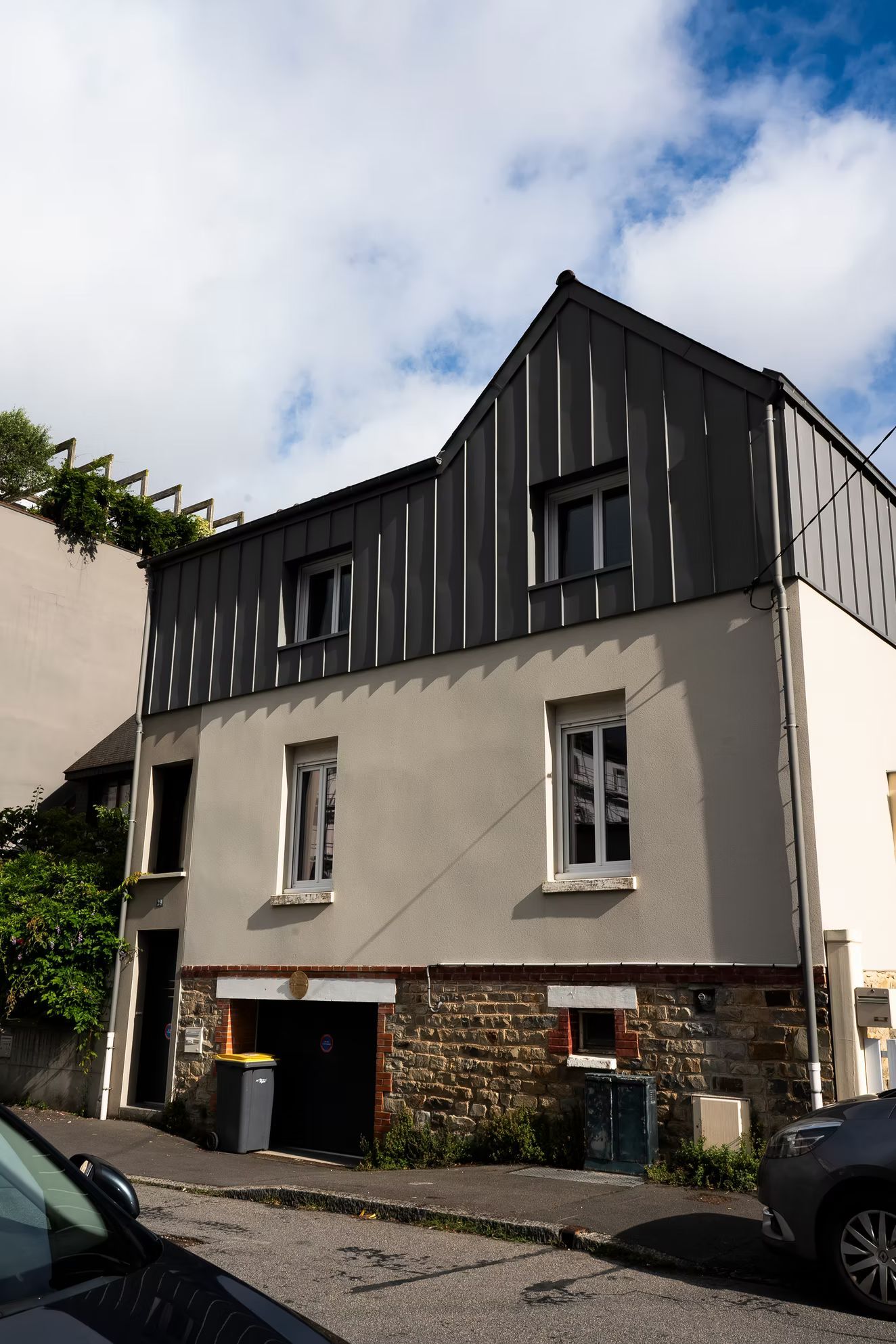 Un bâtiment avec un étage en zinc.