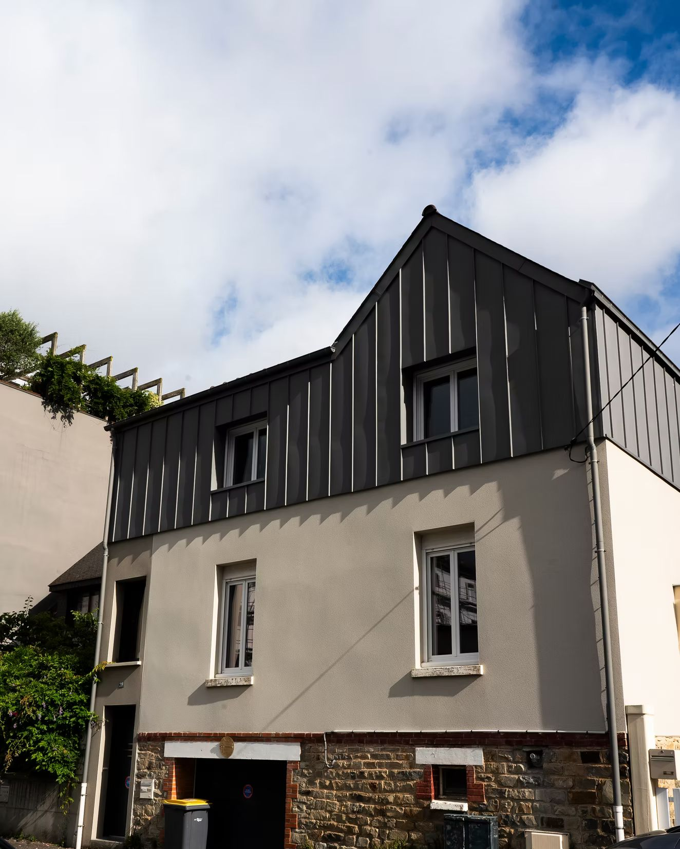 Un bâtiment avec un étage en zinc.