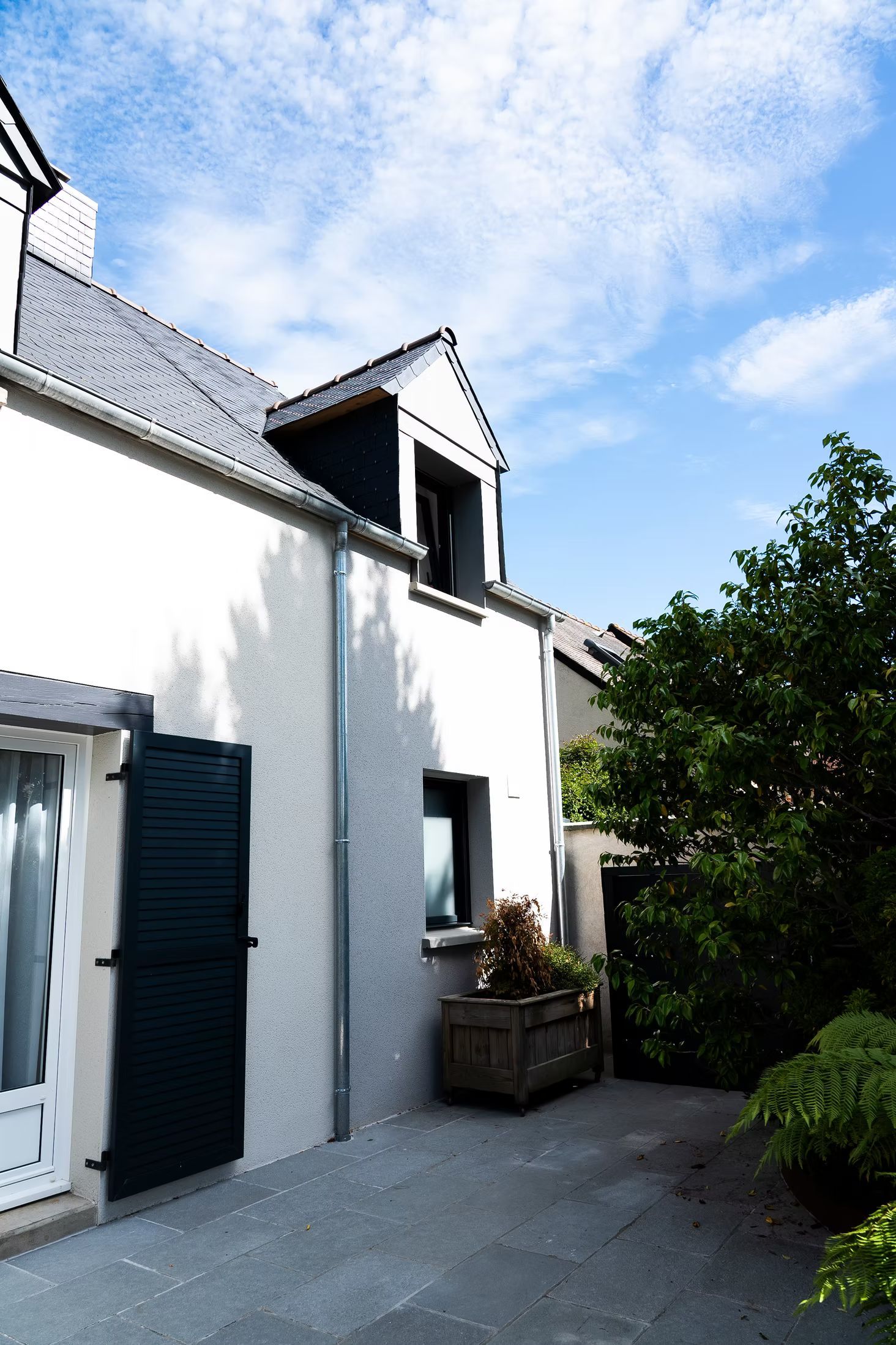 L'extérieur d'une maison avec une lucarne.