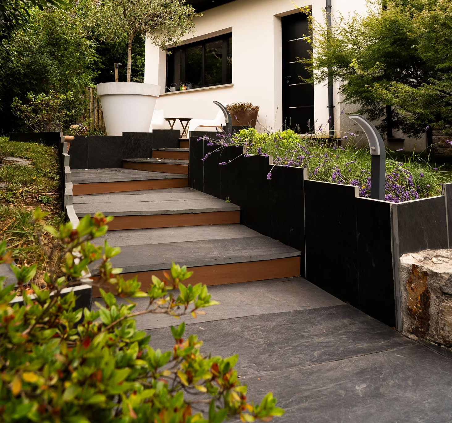 Escalier extérieur menant à une maison.