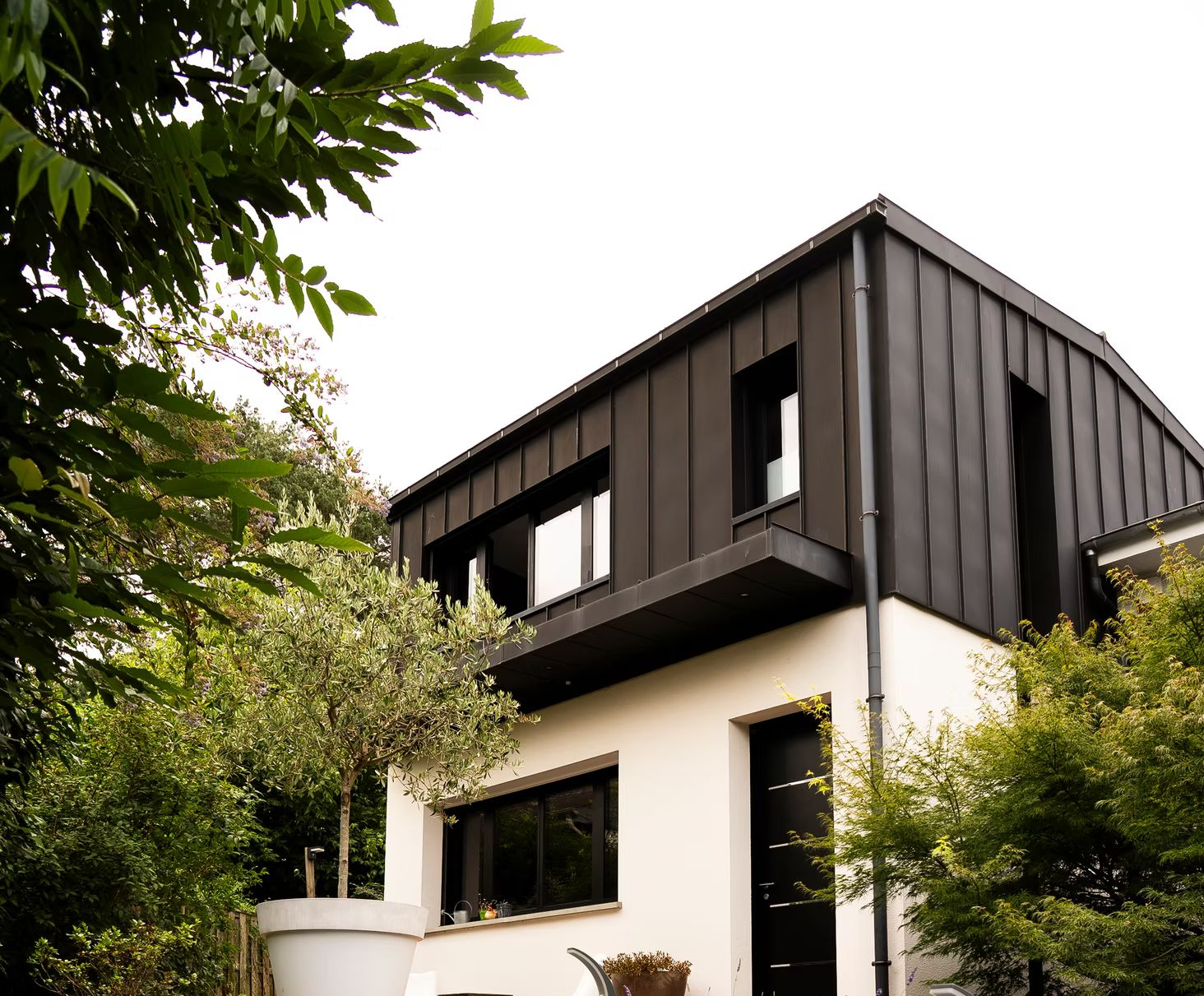 Une maison entourée d'une végétation luxuriante.