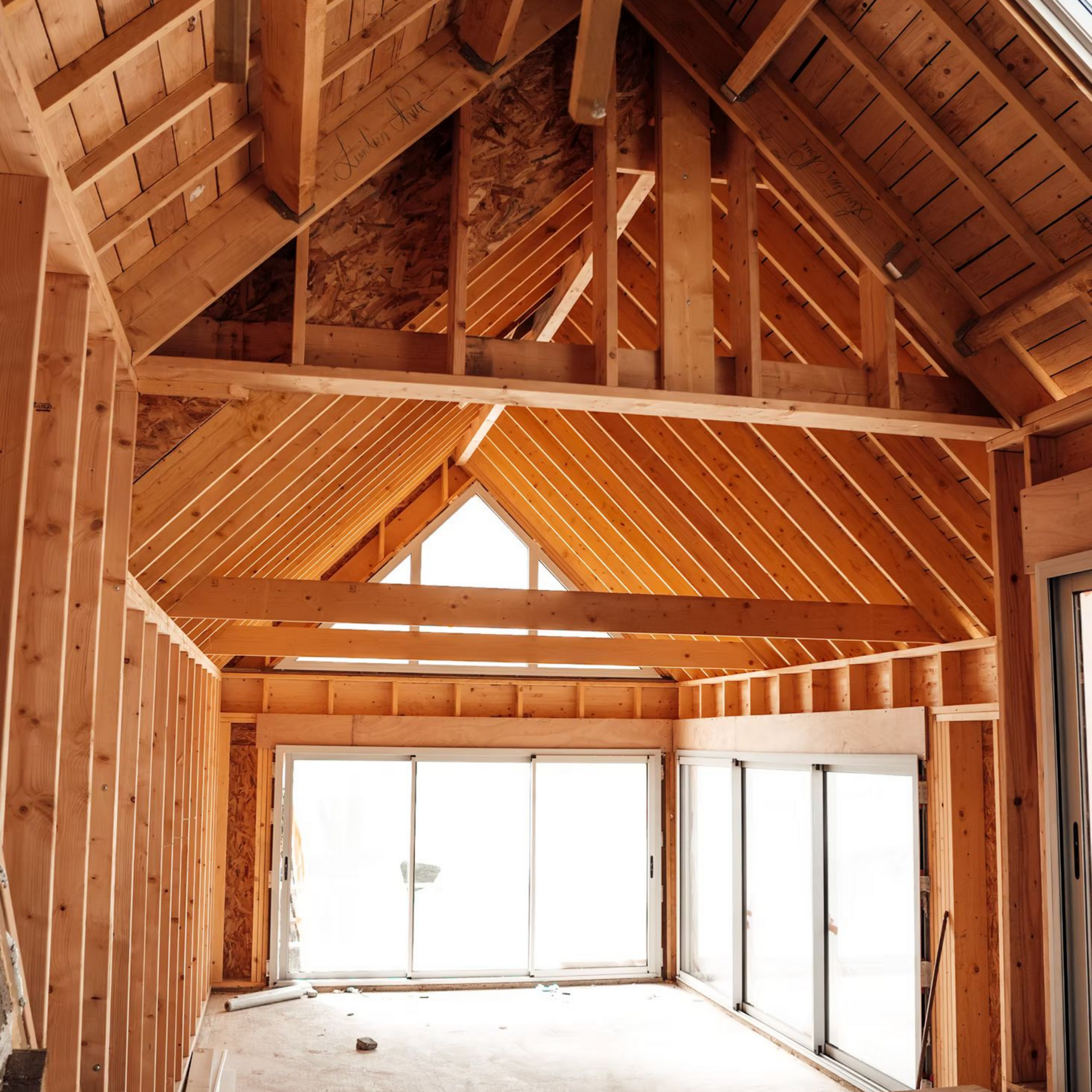 Une charpente en bois apparente.