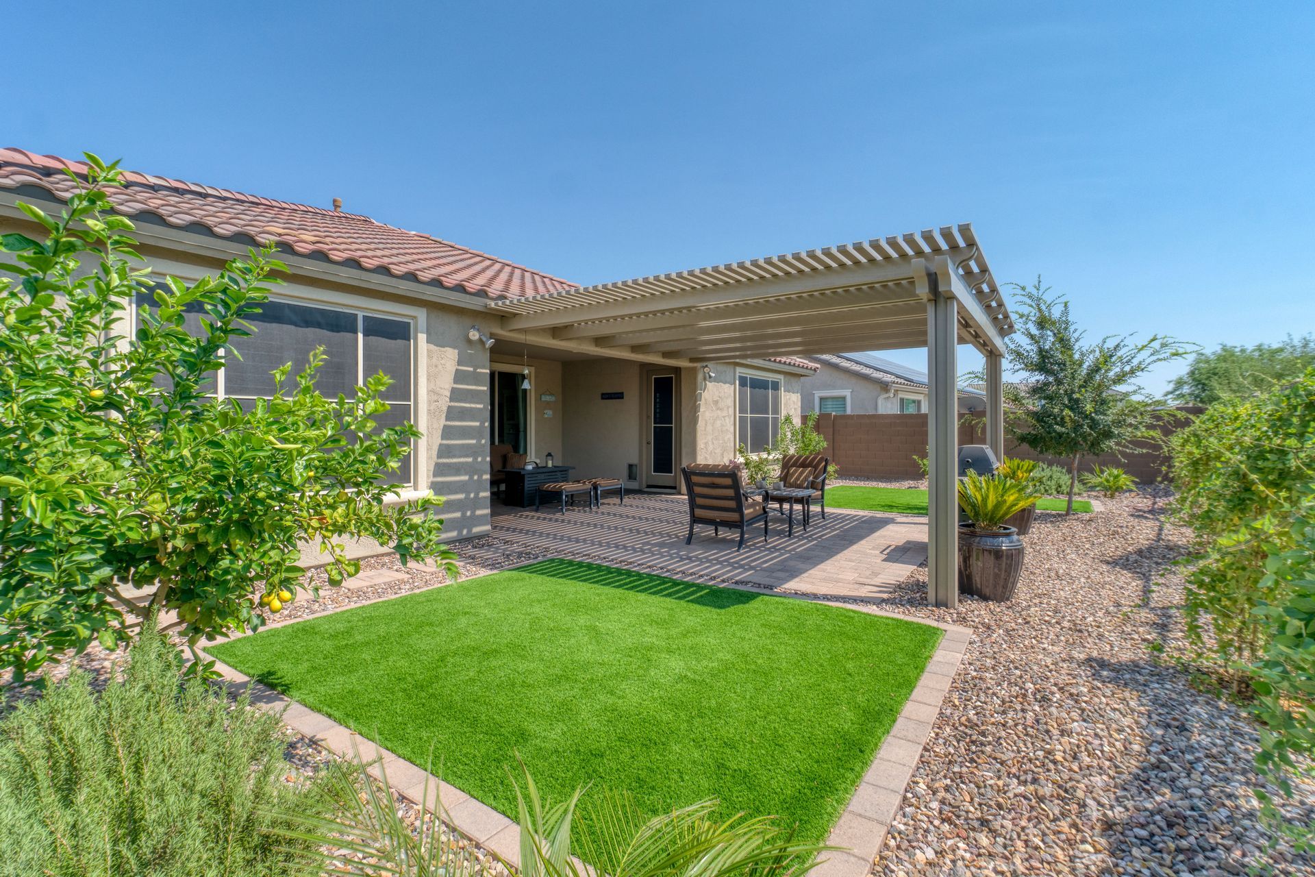 Une terrasse avec une pergola en bois.