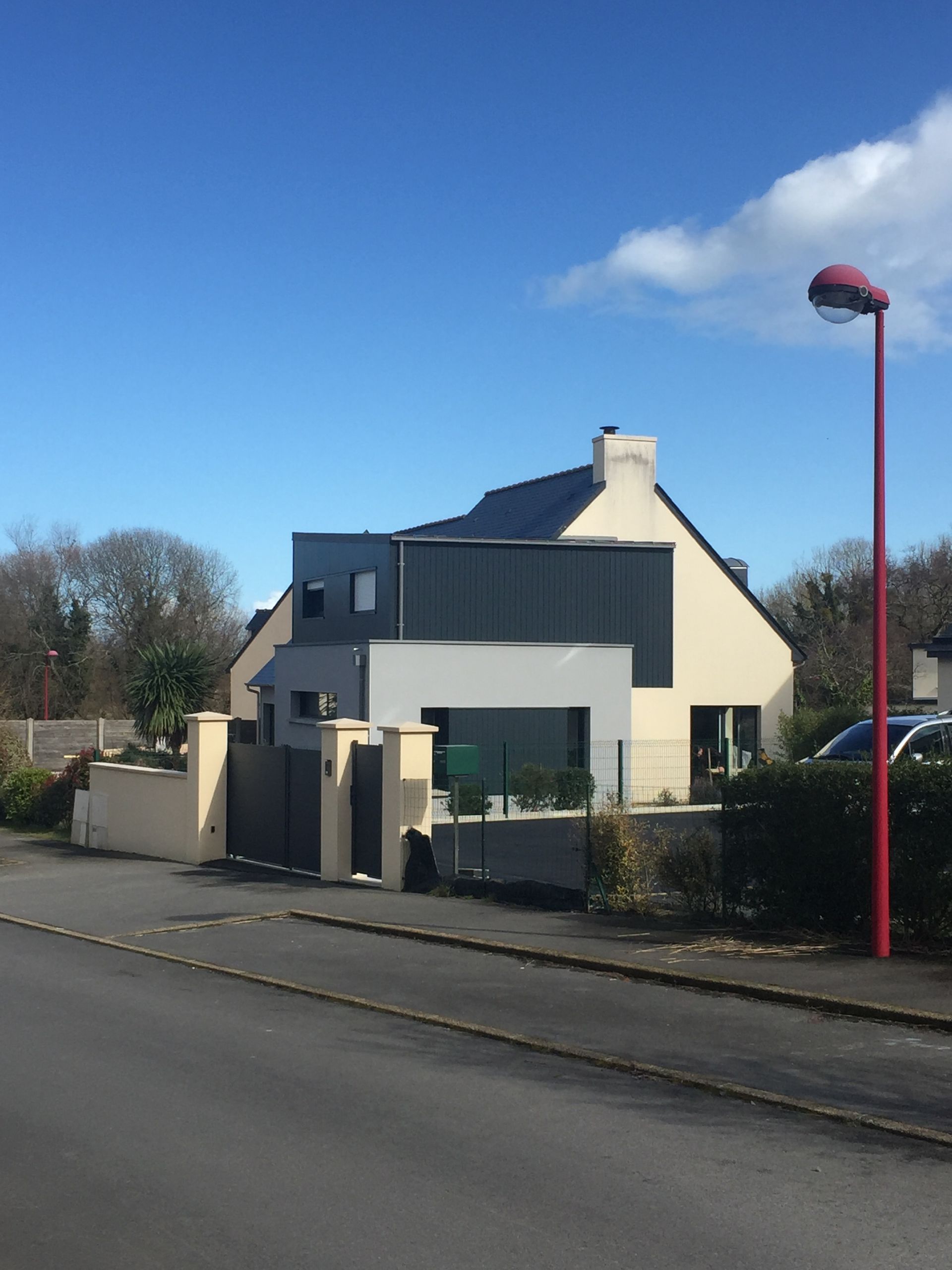 Une maison d'habitation avec une extension.