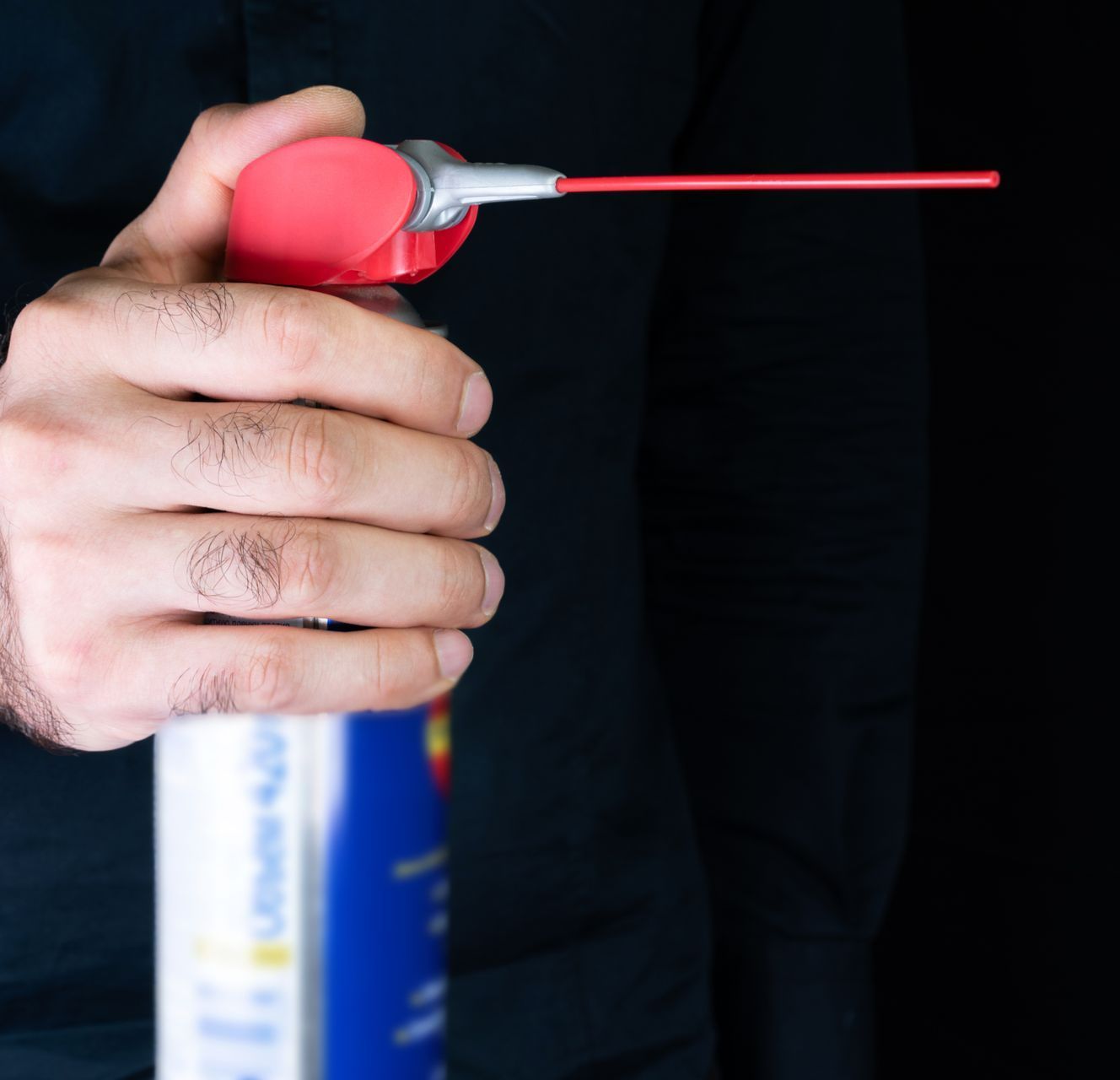 Un homme qui tient du WD40