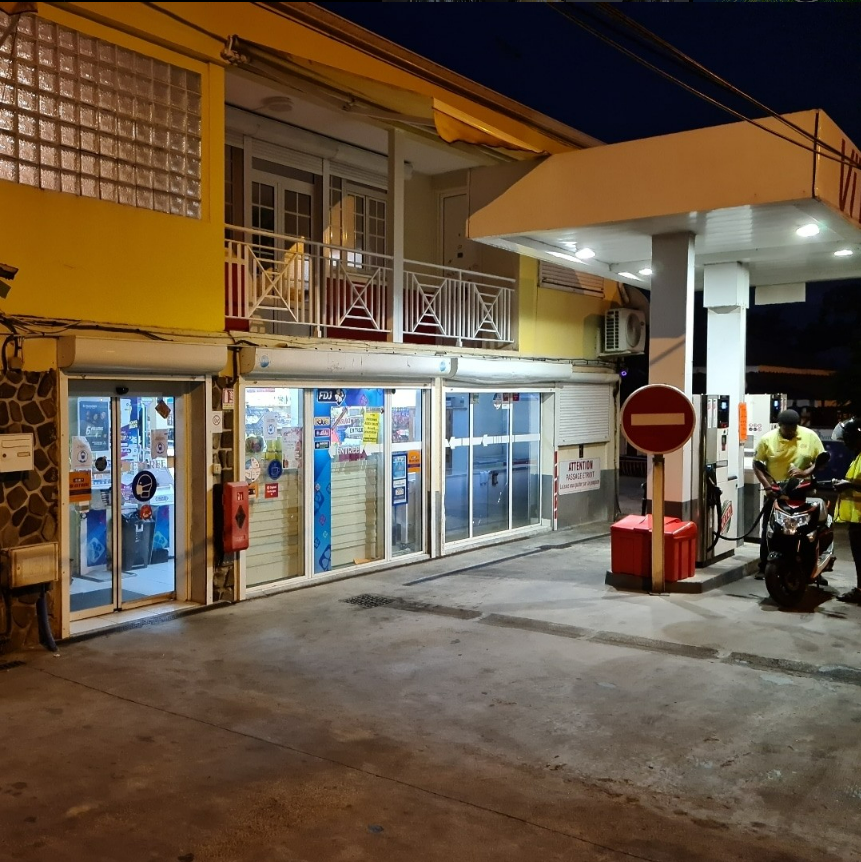 Une station-service et une épicerie