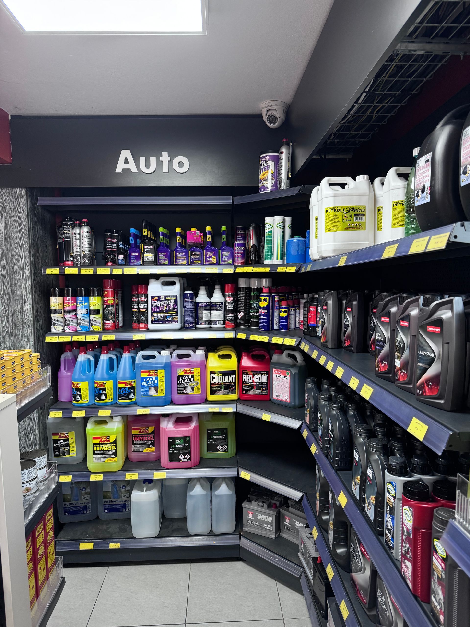 Un magasin avec des produits auto