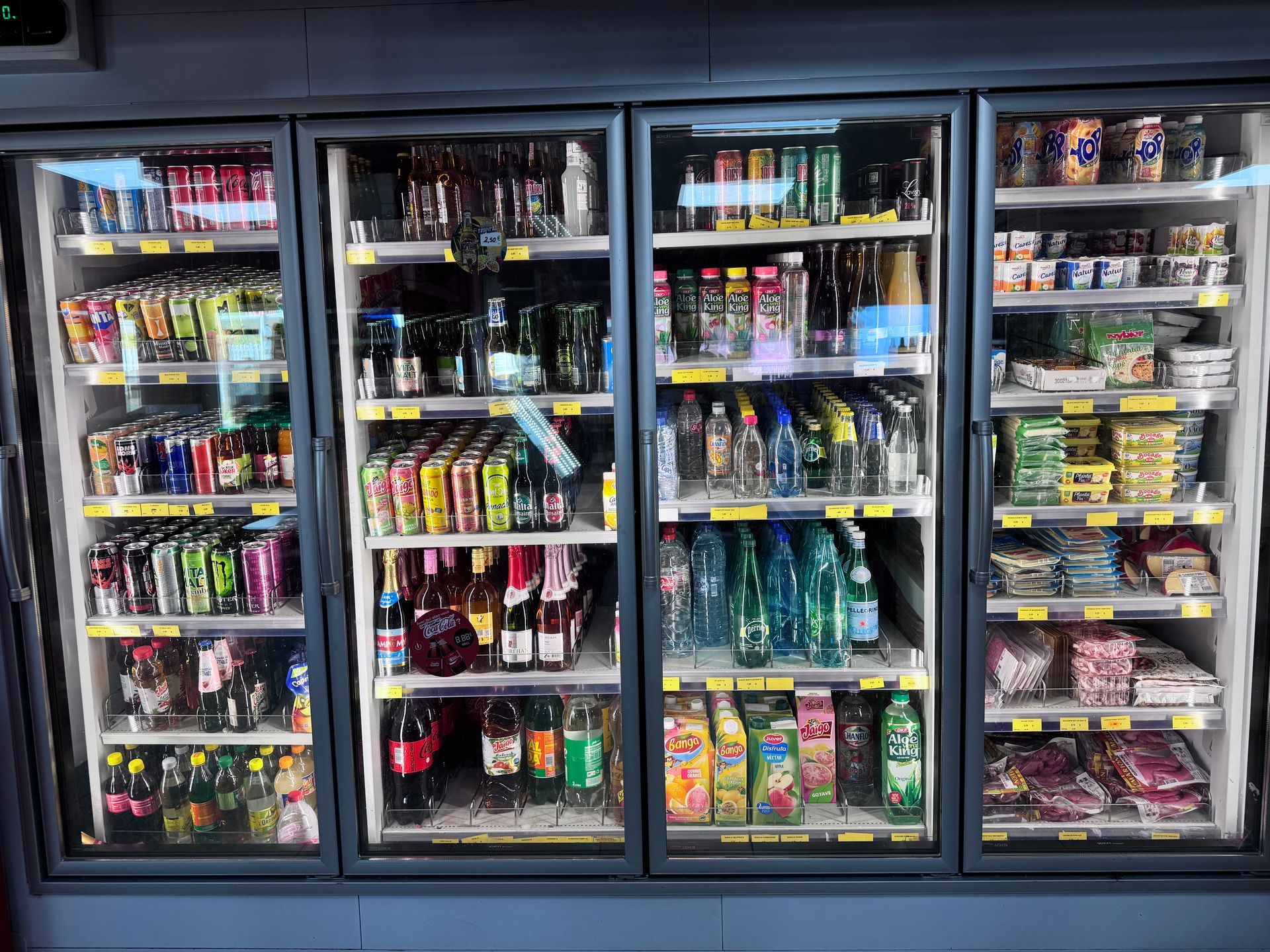 Une épicerie avec des pots et boîtes de conserve