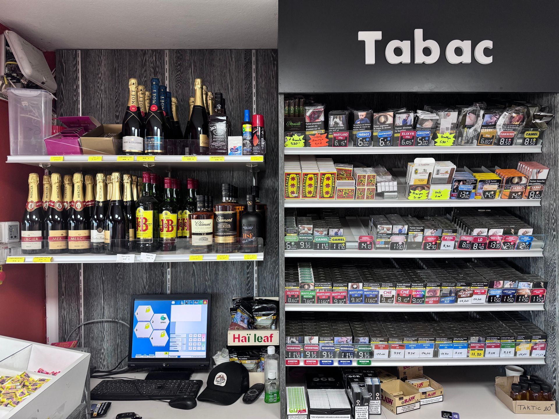 Une voiture à une station-service