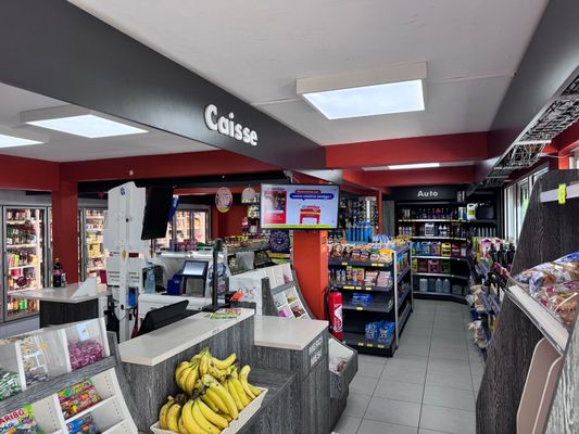 Une station-service avec des leds vertes