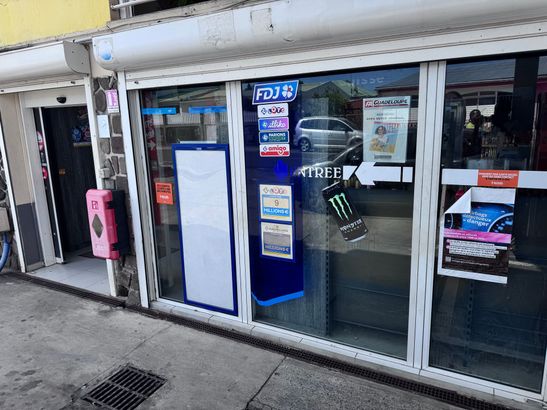 Un homme met de l'essence à la pompe