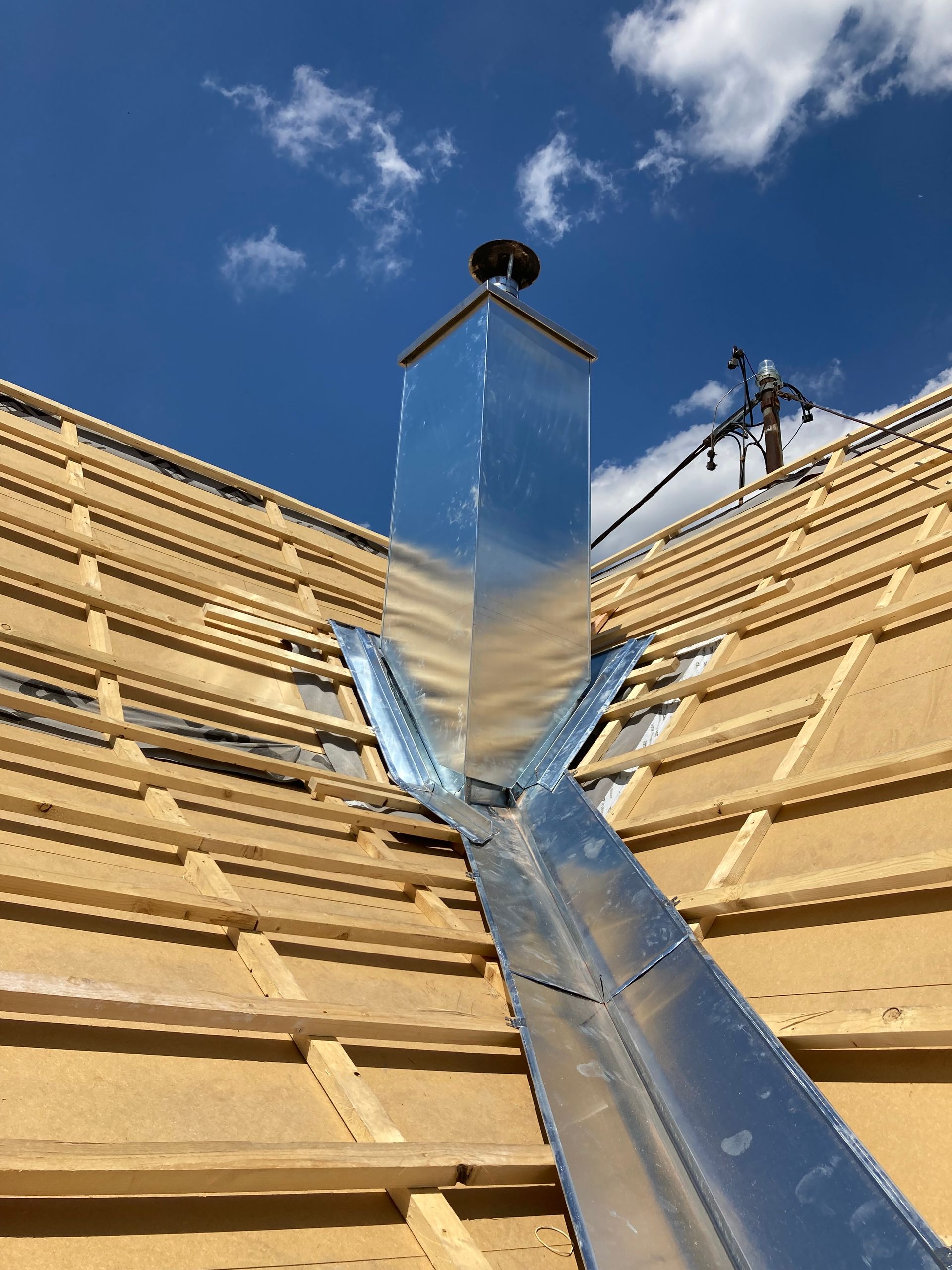 Dachbau mit Kamin und Wasserrinne