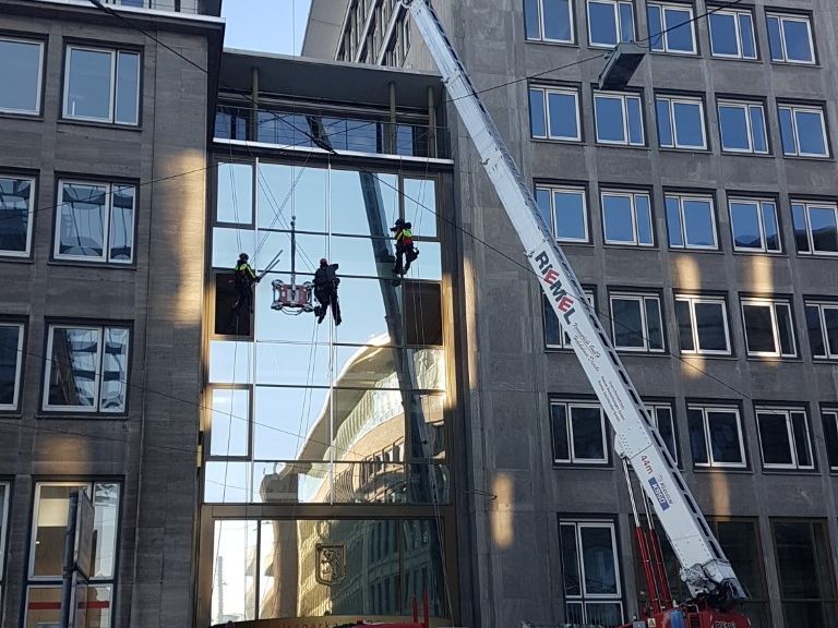Zwei Arbeiter reparieren ein Glas