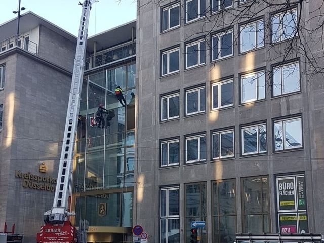 Zwei Arbeiter reparieren ein Glas