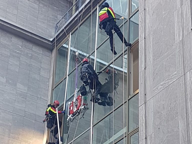 Zwei Arbeiter reparieren ein Glas