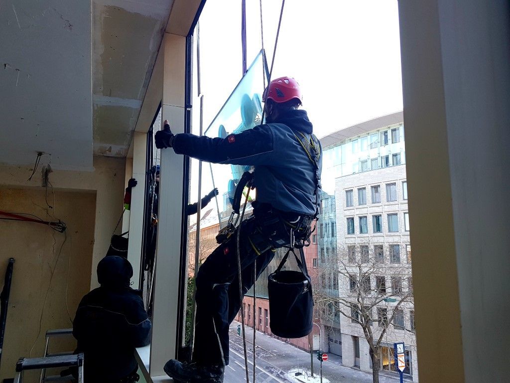 Zwei Arbeiter reparieren ein Glas