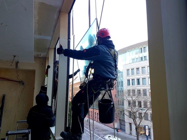 Zwei Arbeiter reparieren ein Glas