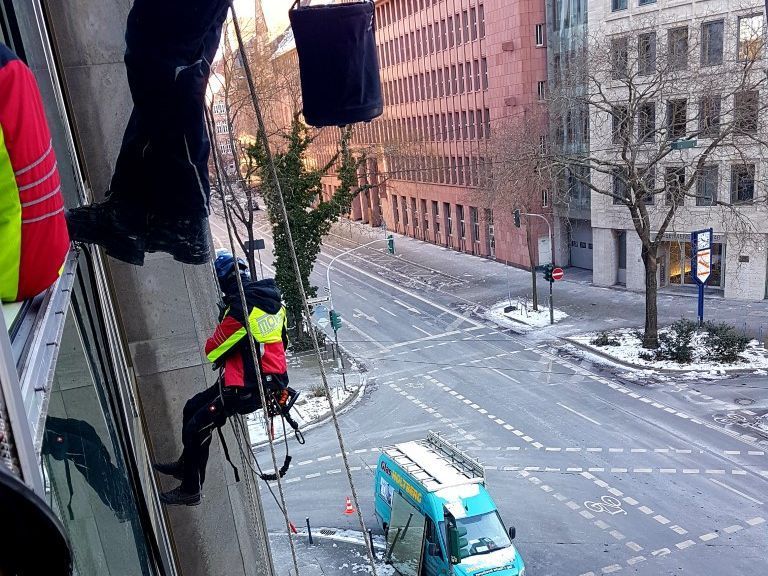 Zwei Arbeiter reparieren ein Glas